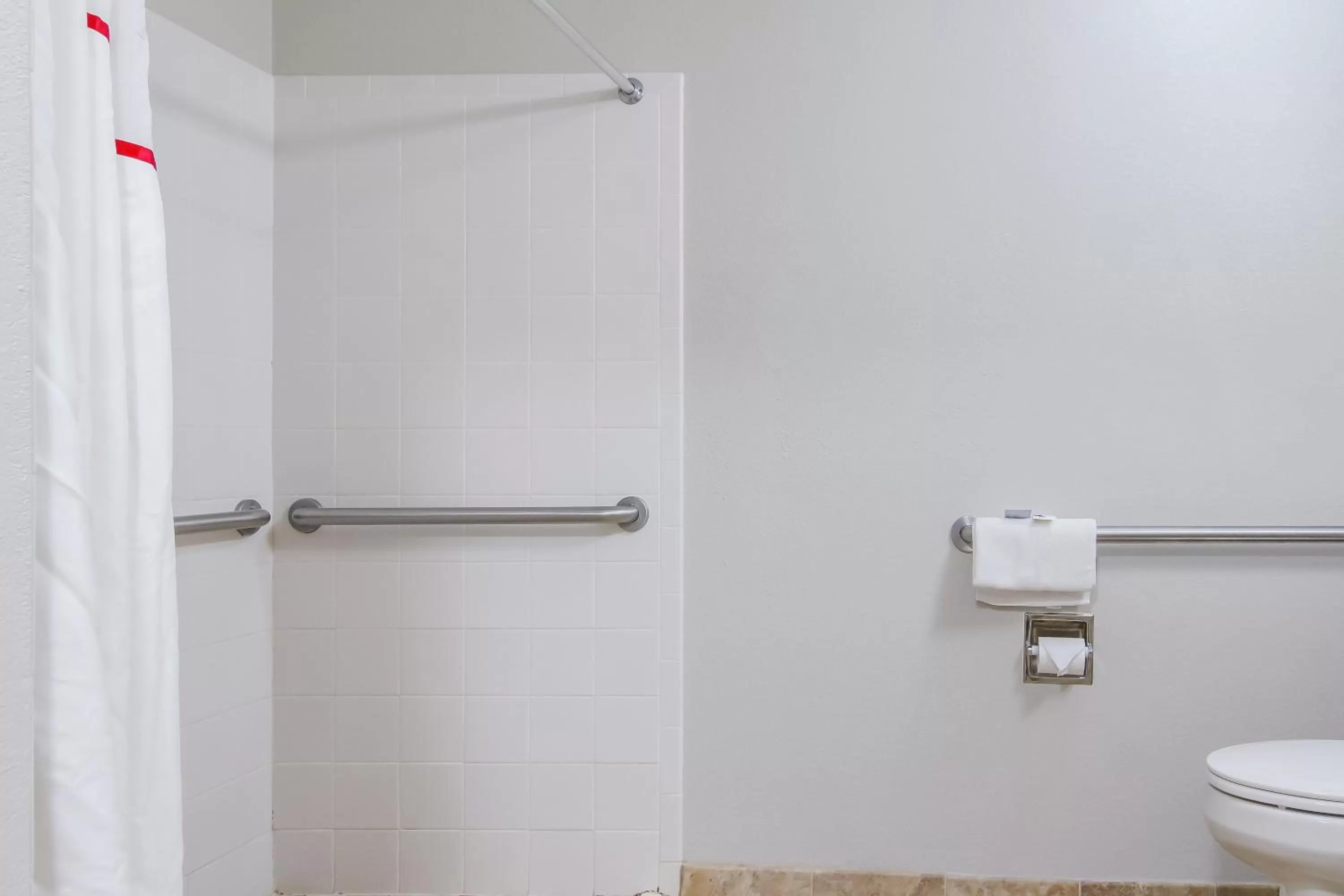 Bathroom in Red Roof Inn I-95 North Brunswick Darien