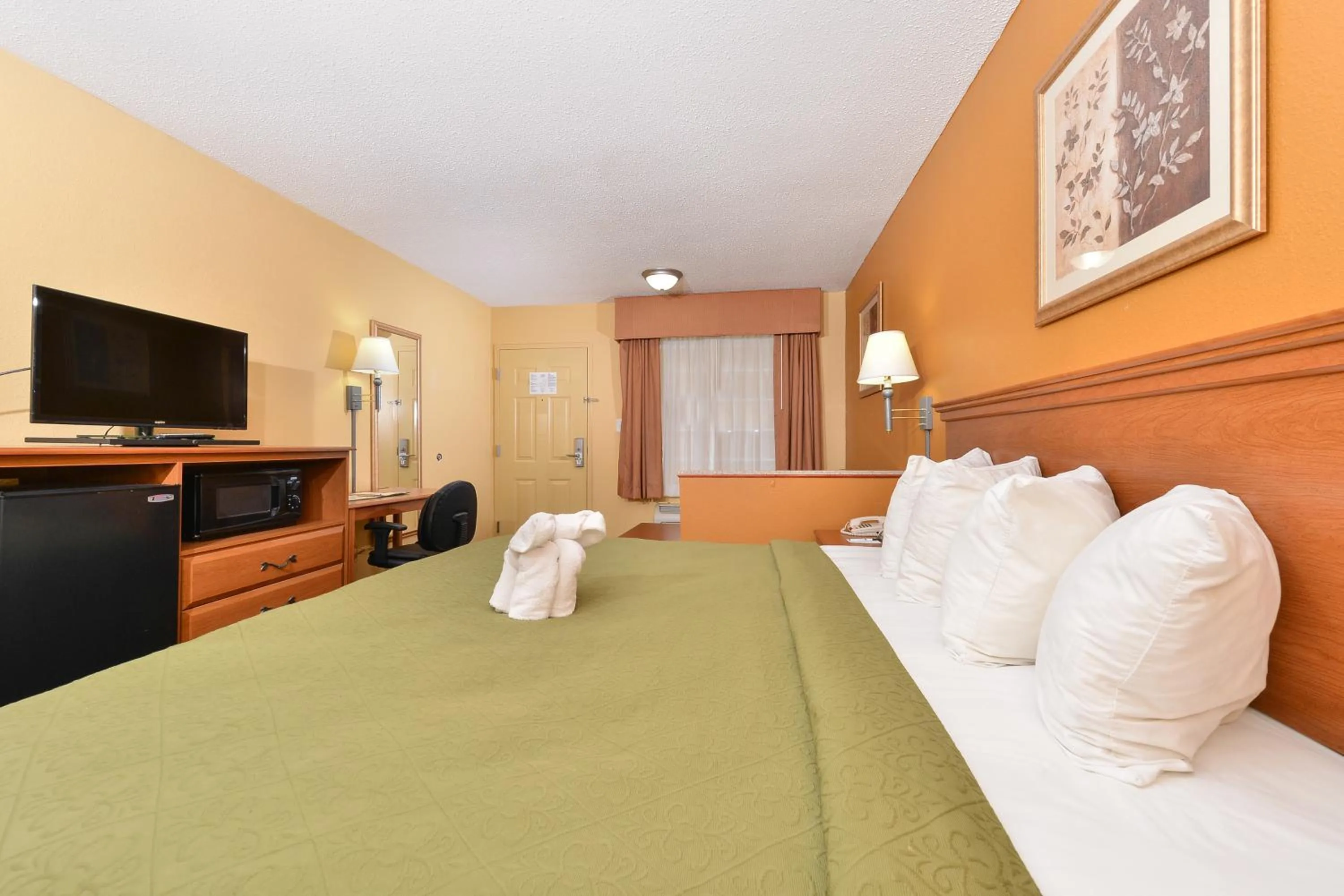 Bedroom, Bed in Quality Inn & Suites Cartersville North