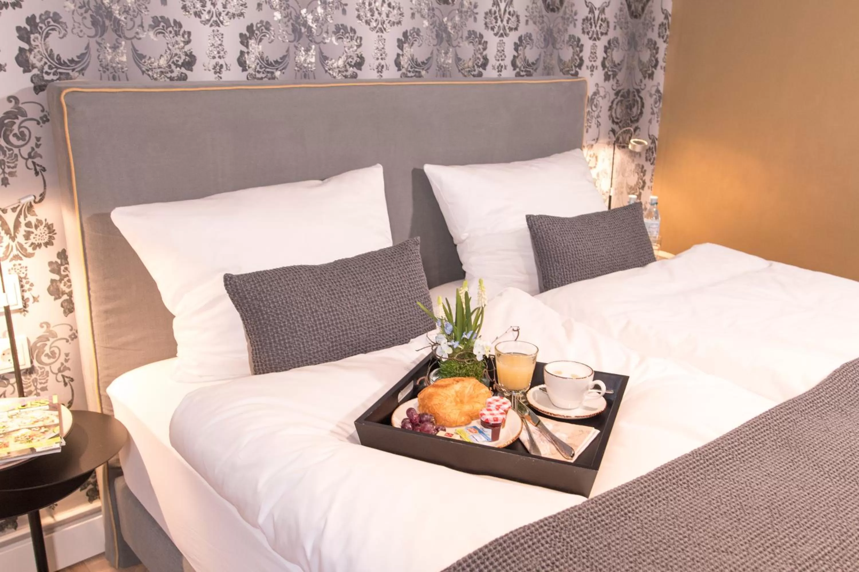 Photo of the whole room, Bed in Visbeker Deern Hotel Garni