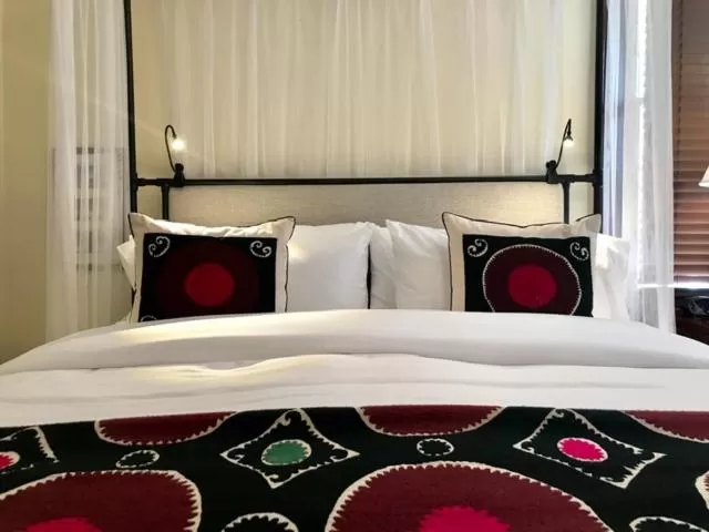 Bed in Elmwood 1820 Bed & Breakfast Inn