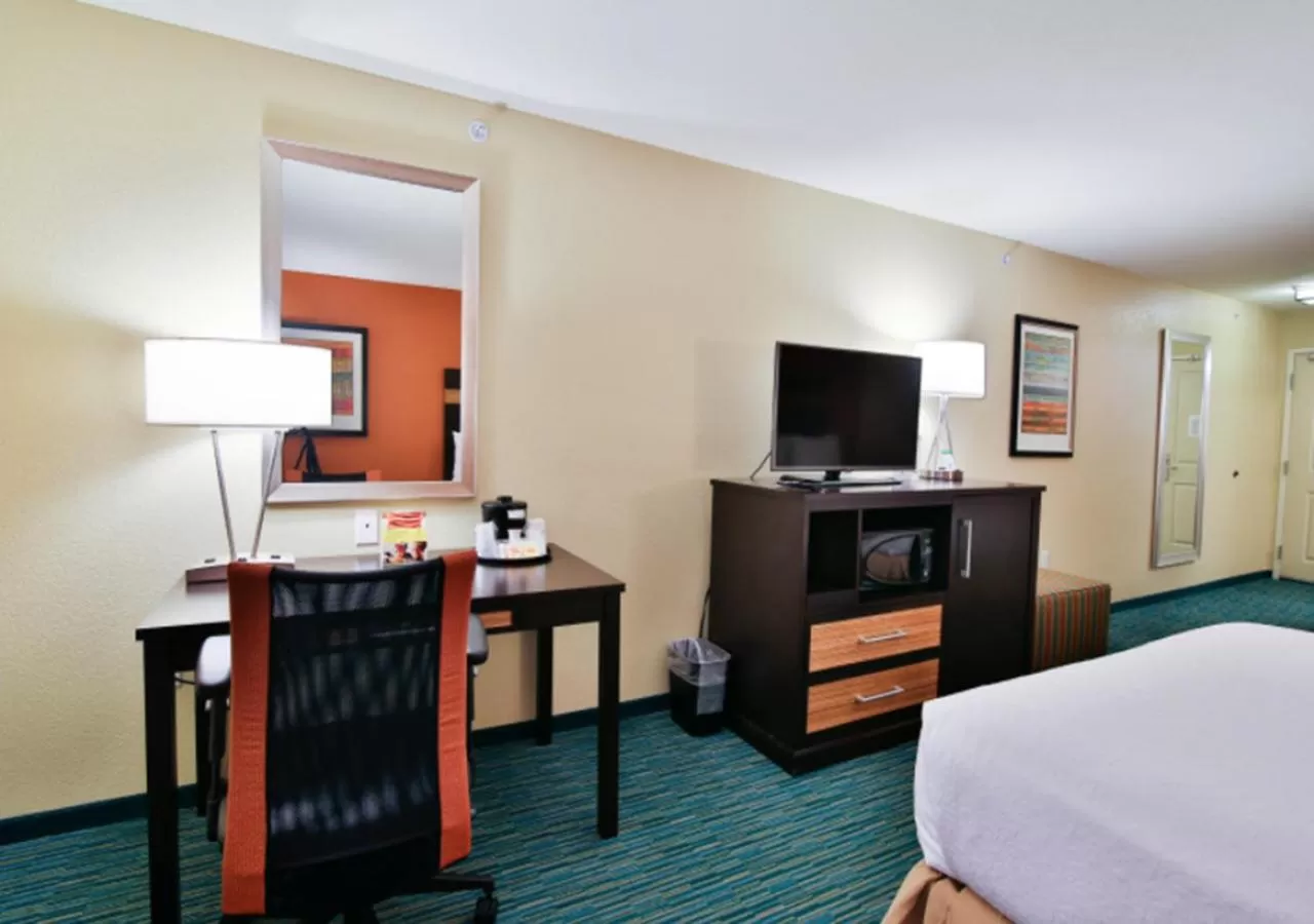 Standard Queen Room with Two Queen Beds and Mobility Accessible Roll-In Shower in Holiday Inn Bismarck, an IHG Hotel