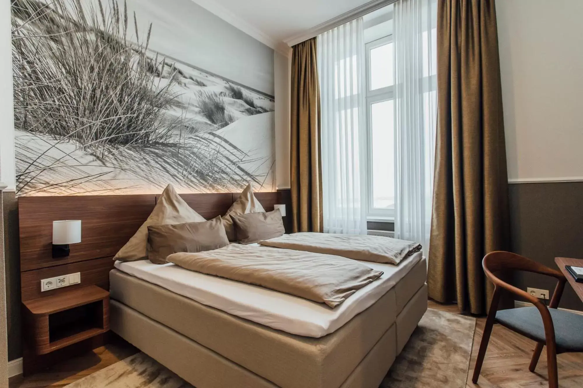 Double Room with Side Sea View in Strandhotel Hohenzollern Double Room with Side Sea View in Strandhotel Hohenzollern