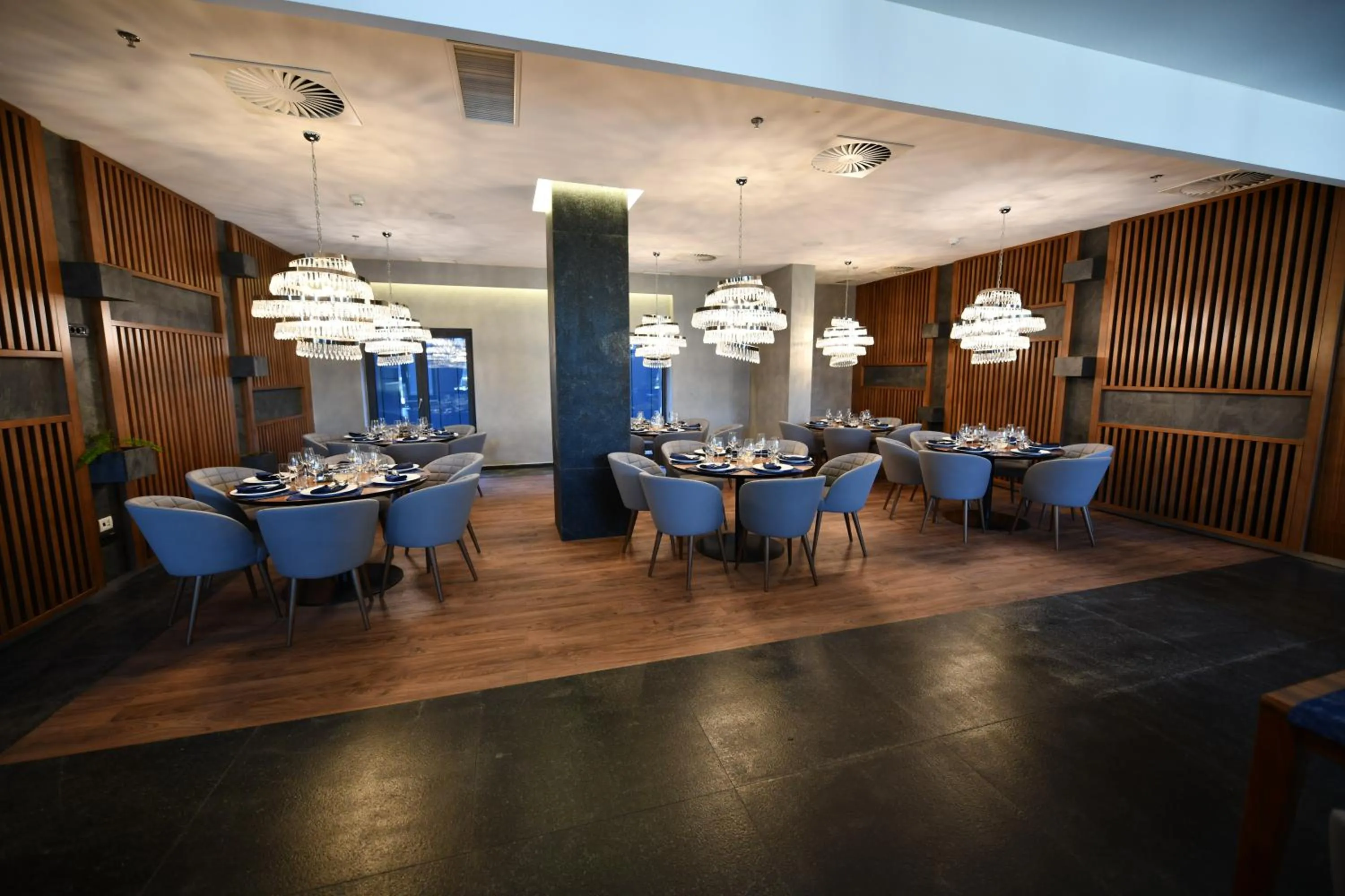 Restaurant/places to eat in Hotel Austria & Bosna