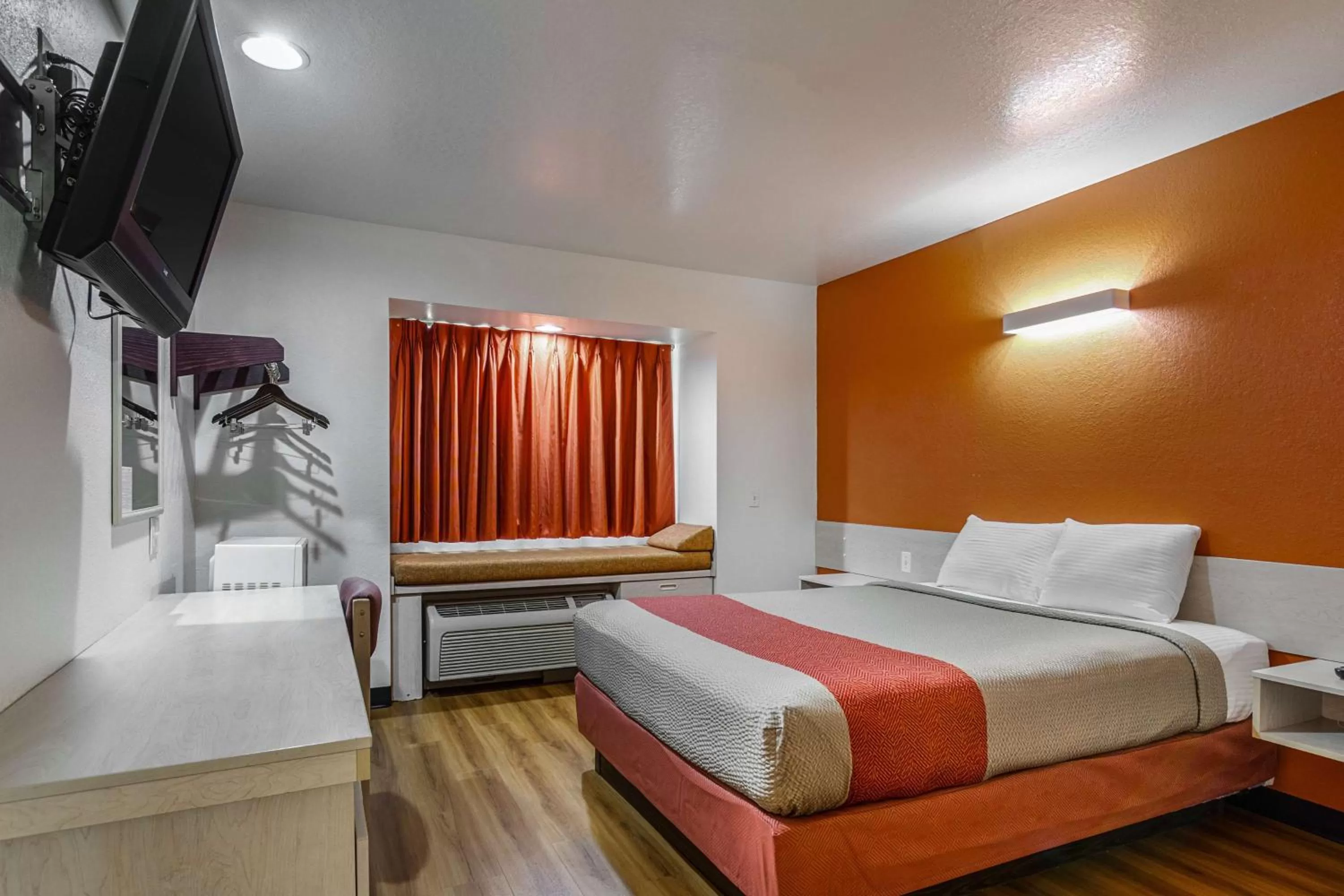 Photo of the whole room, Bed in Motel 6-Mcalester, OK