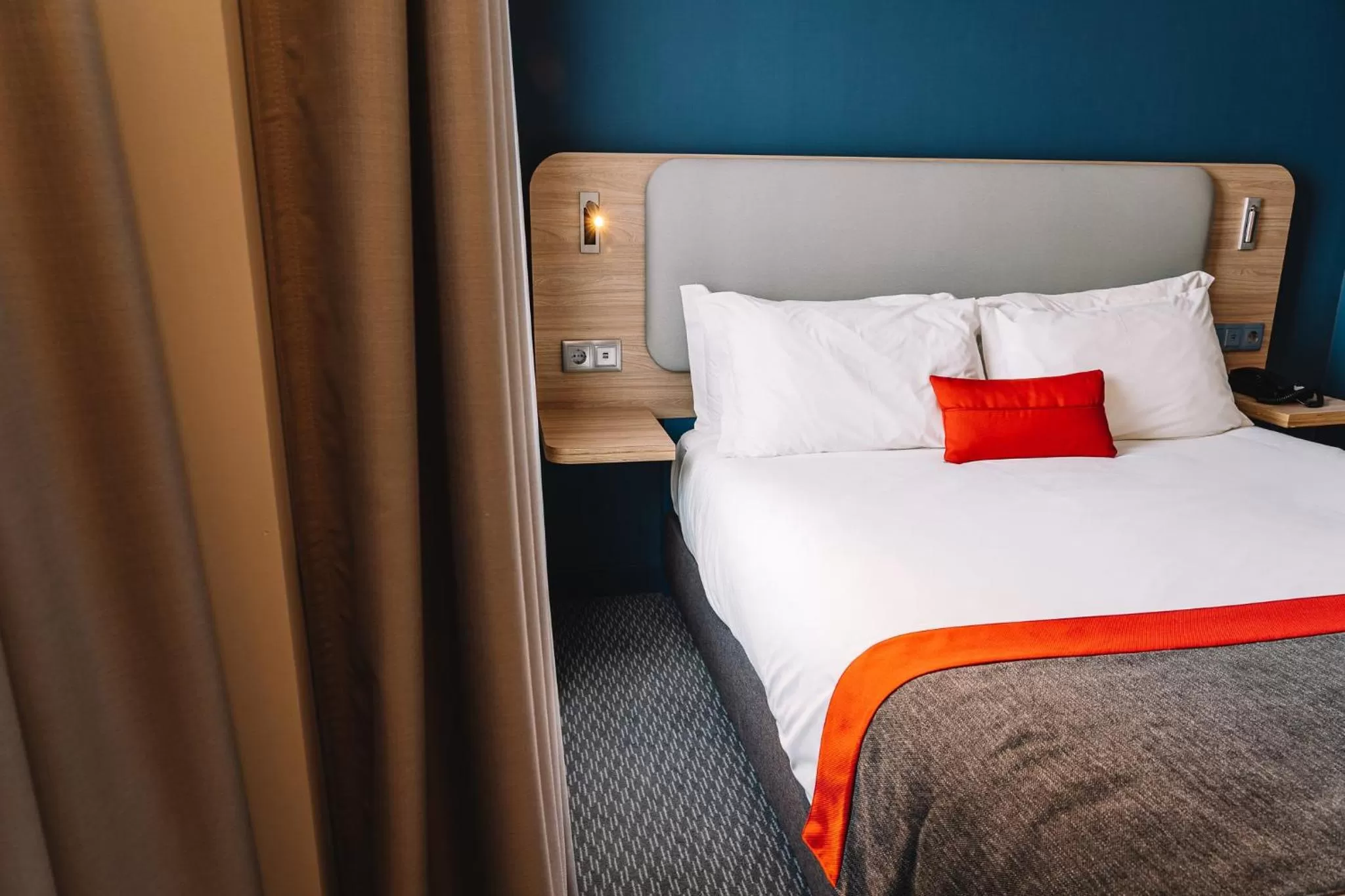 Photo of the whole room, Bed in Holiday Inn Express Porto City Centre by IHG