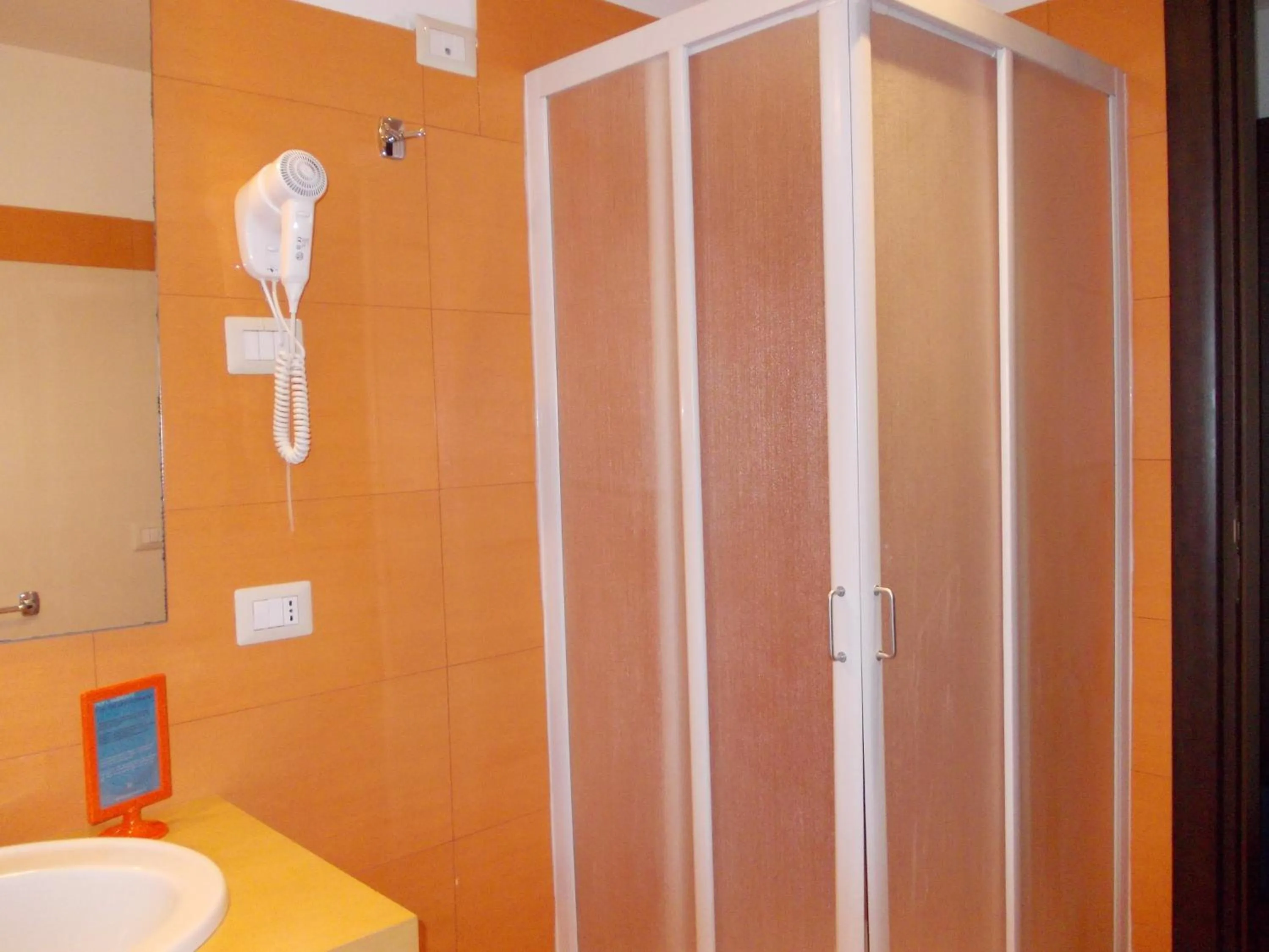 Shower in Hotel Catania Town