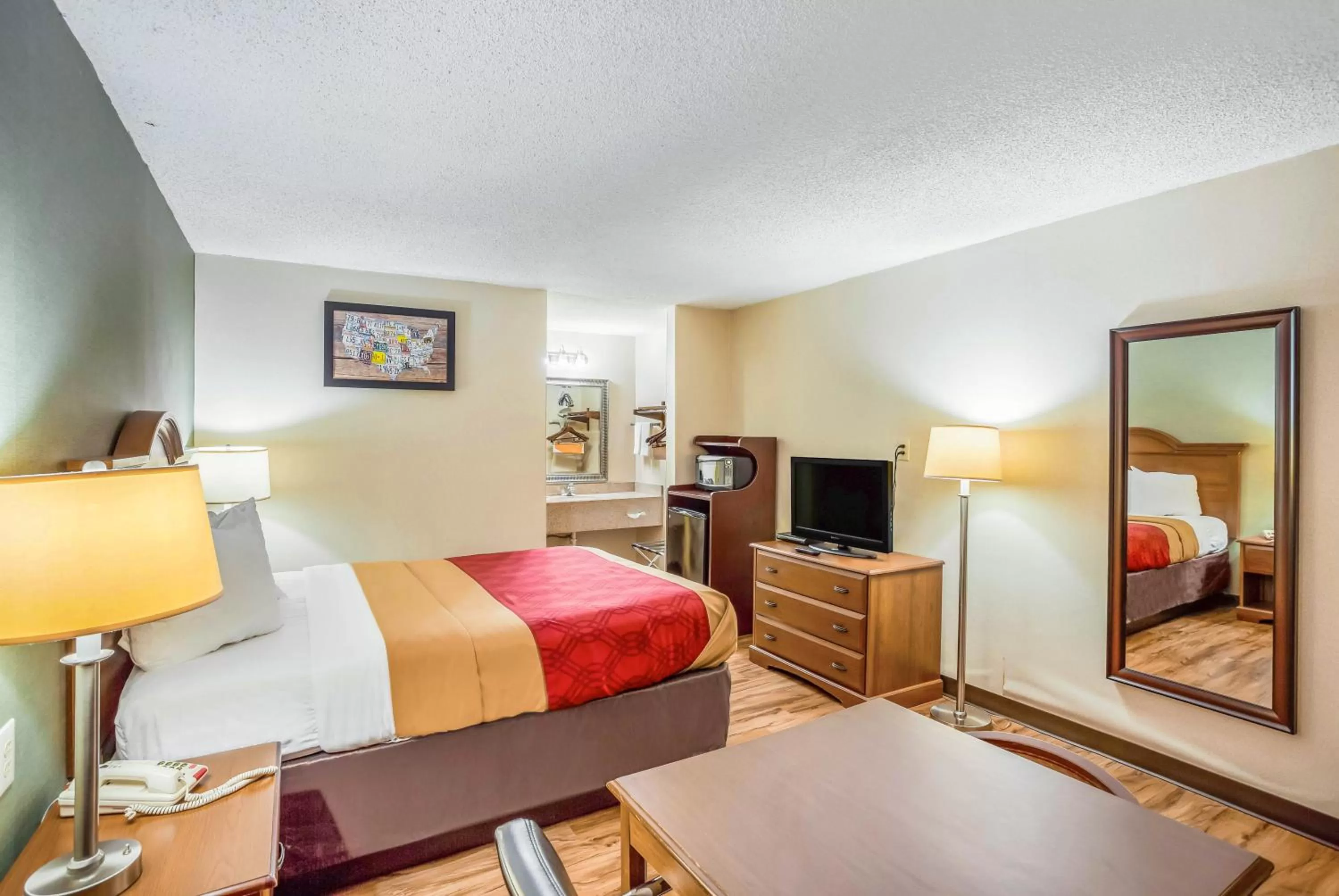 Photo of the whole room, Bed in Econo Lodge Huntington - Barboursville University Area