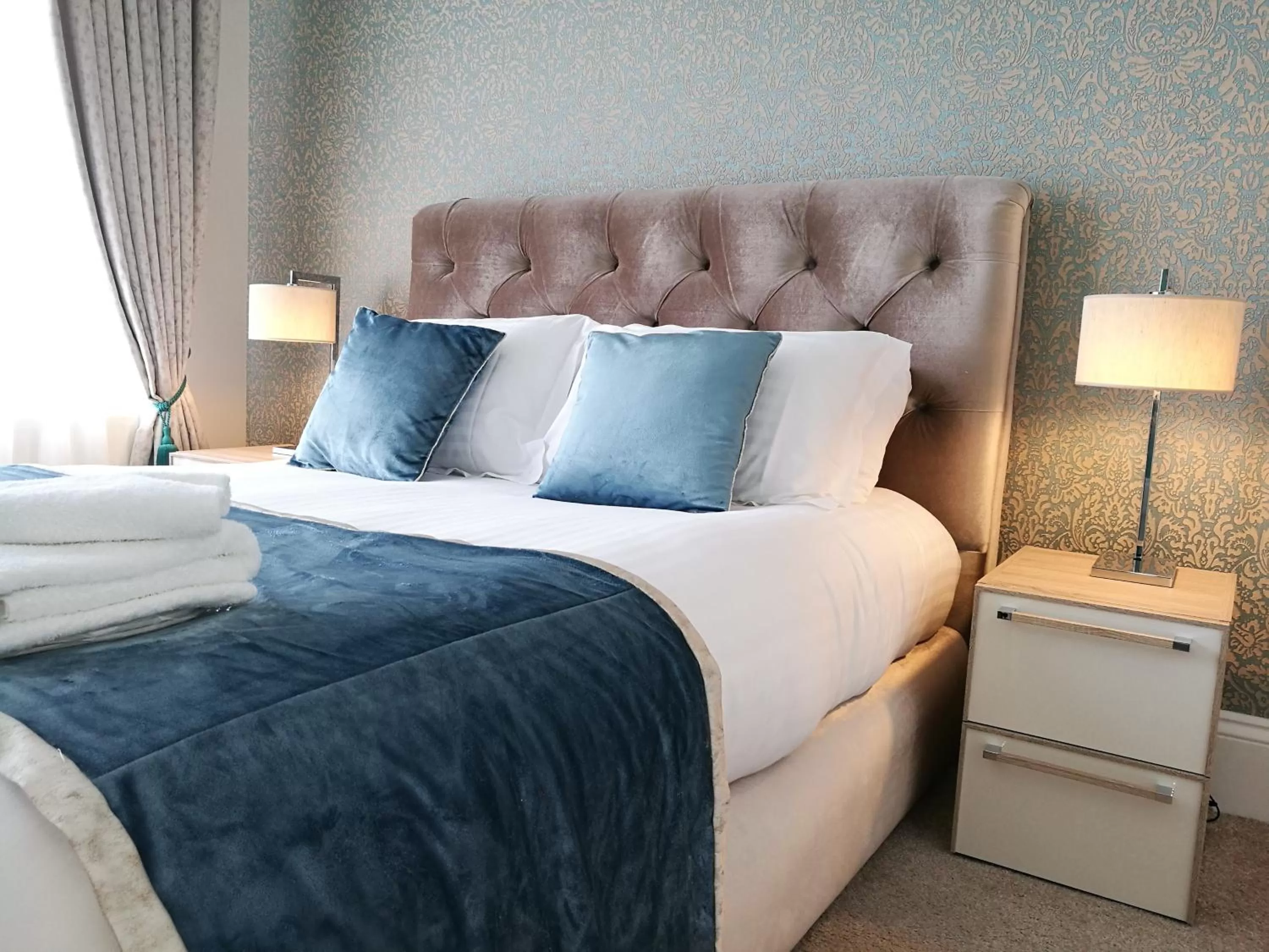 Bedroom, Bed in The Devon Court