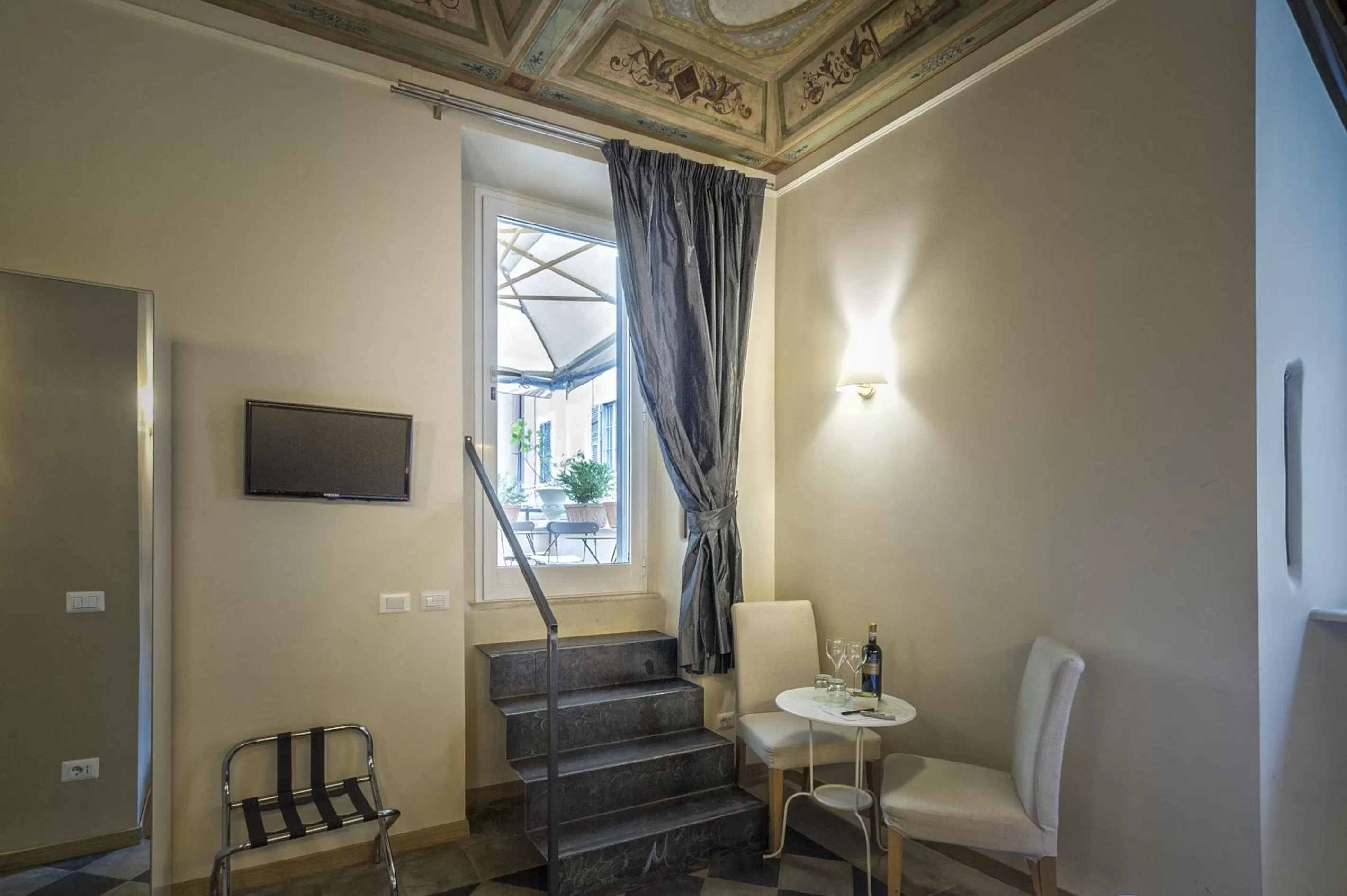 Photo of the whole room in Little Queen Suite