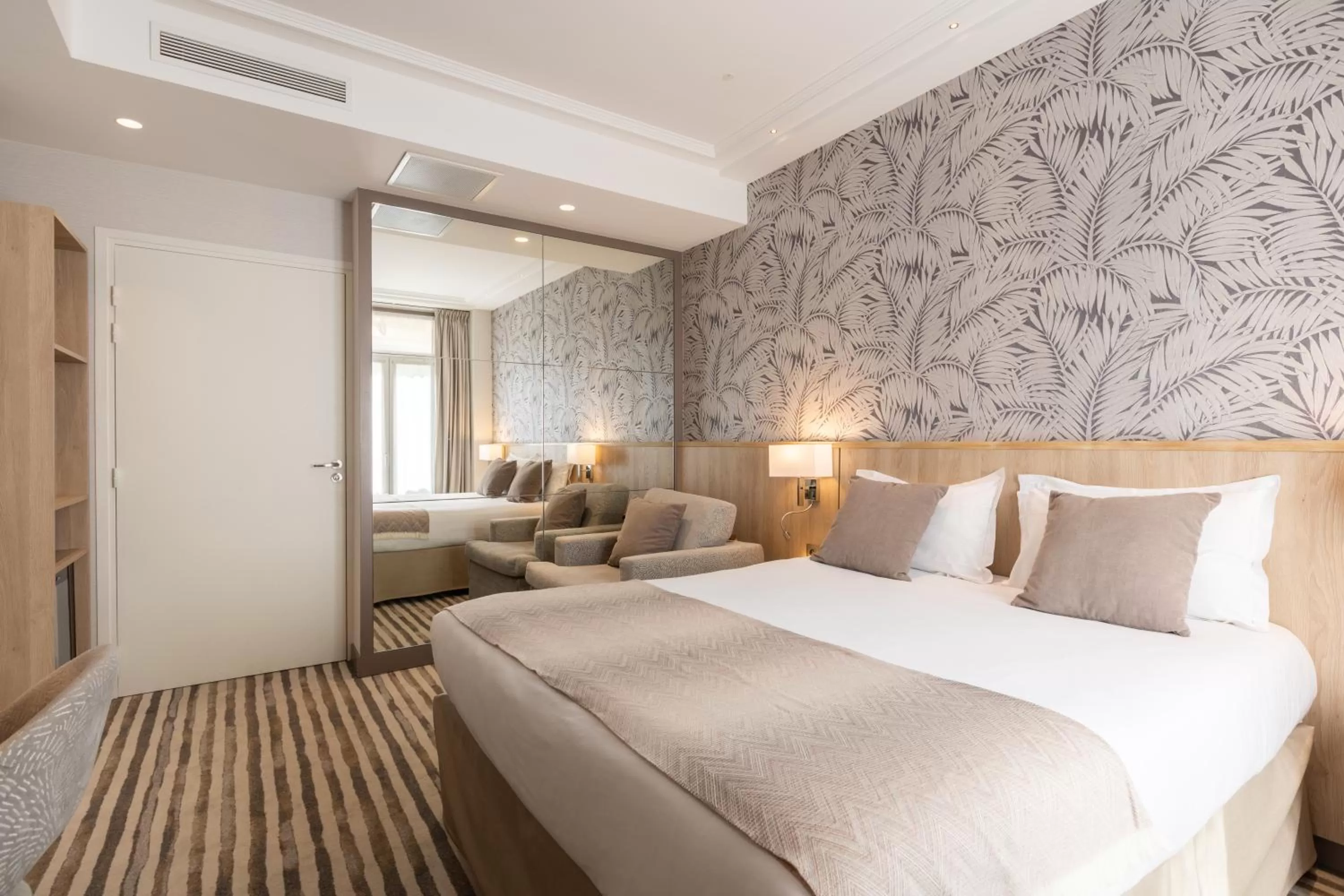 Bed in Prince Albert Lyon Bercy