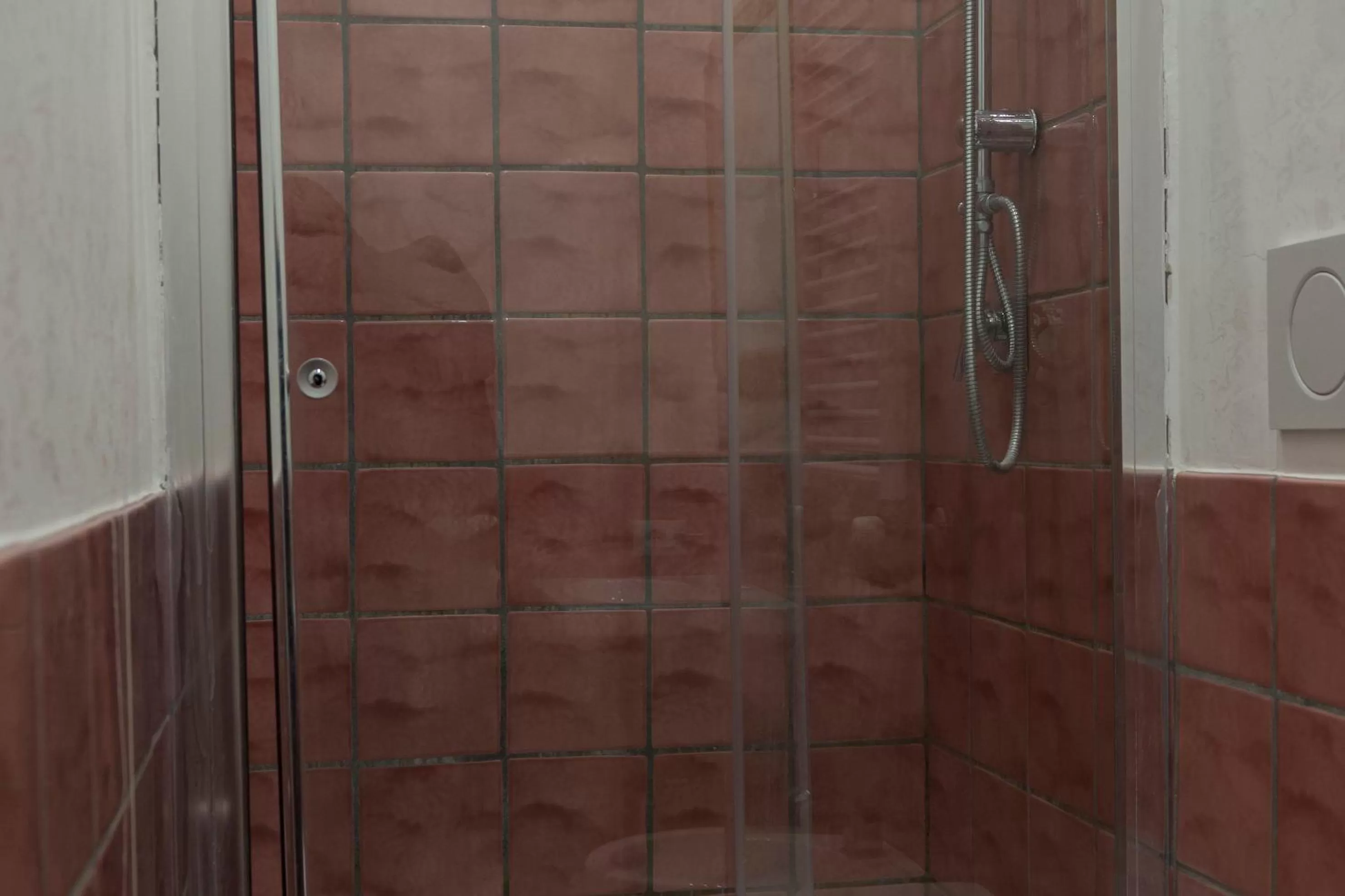 Shower in La Breccia A Porta Pia