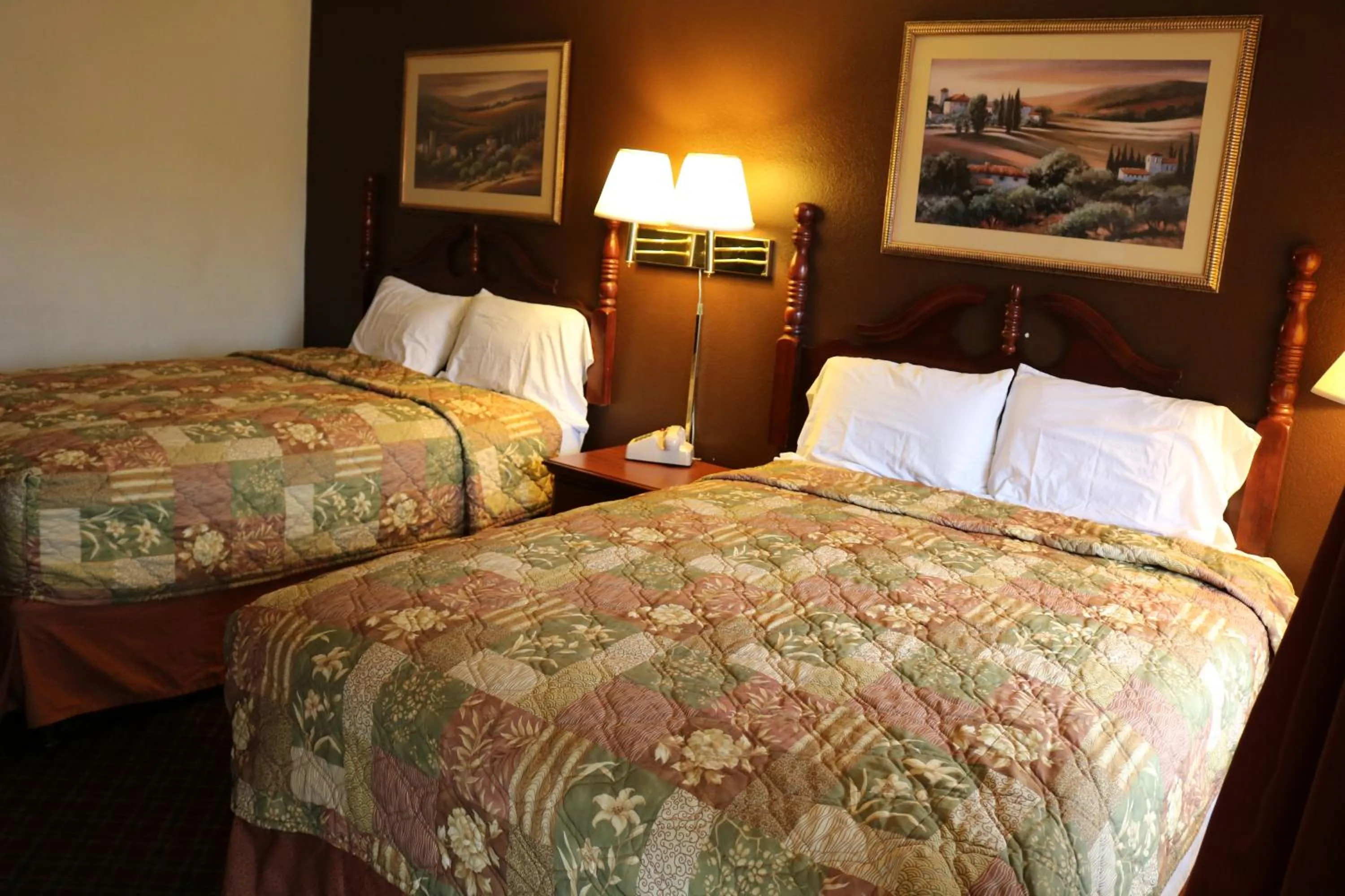 Bed in Battlefield Inn Springfield