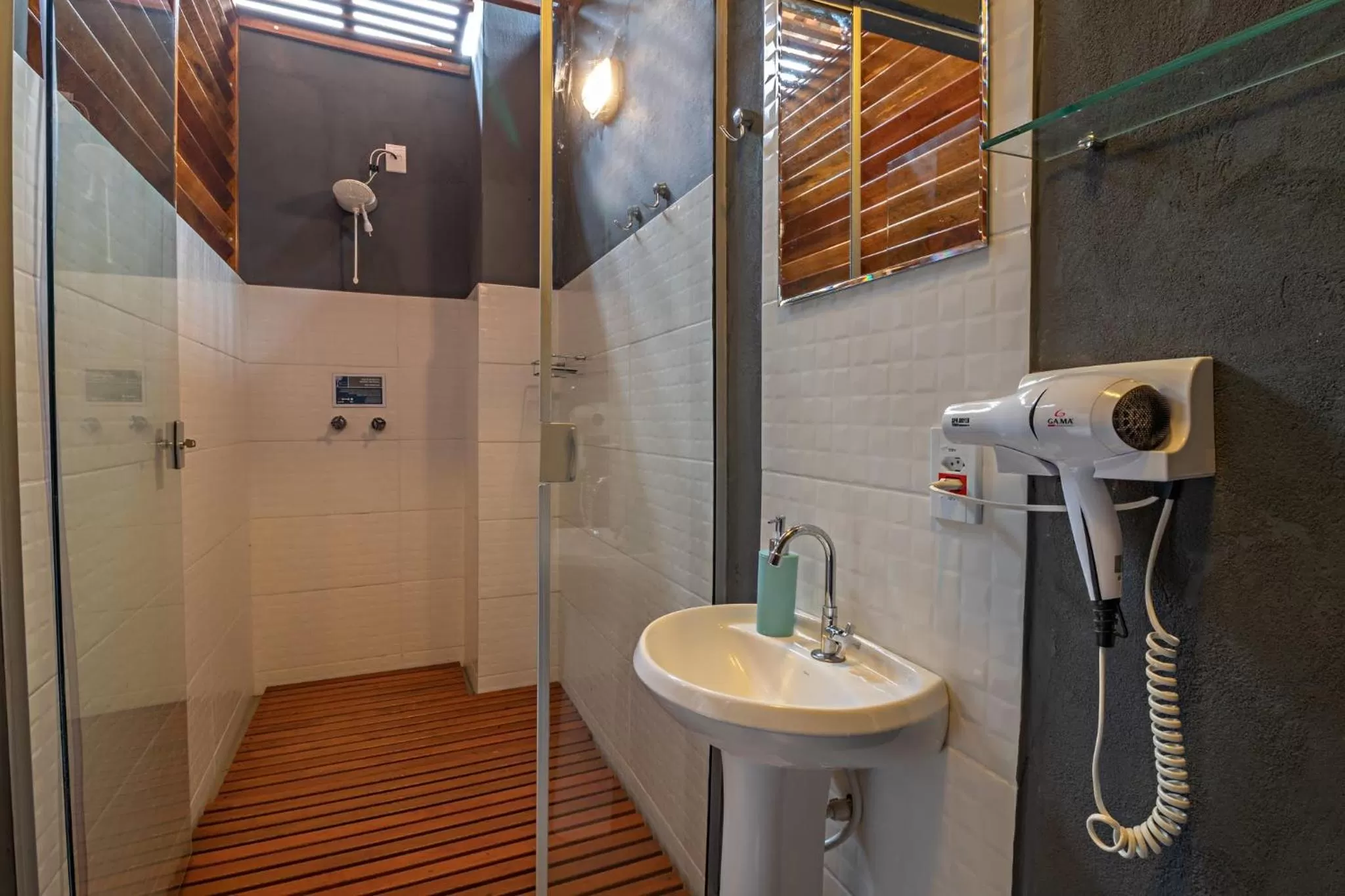 Bathroom in Suítes no Quintal