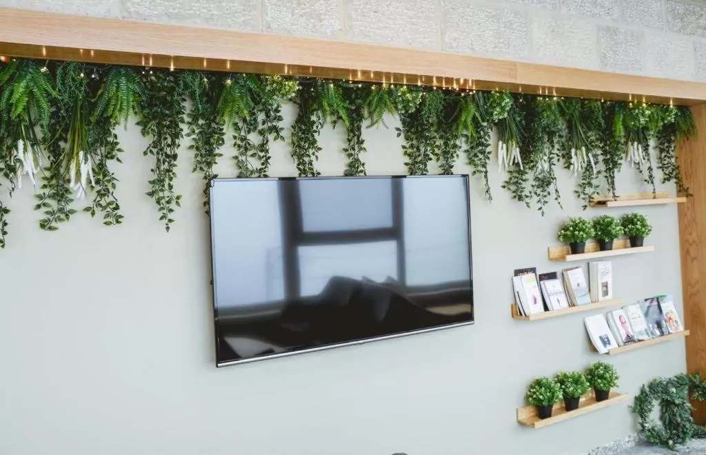 TV/Entertainment Center in White Diamond