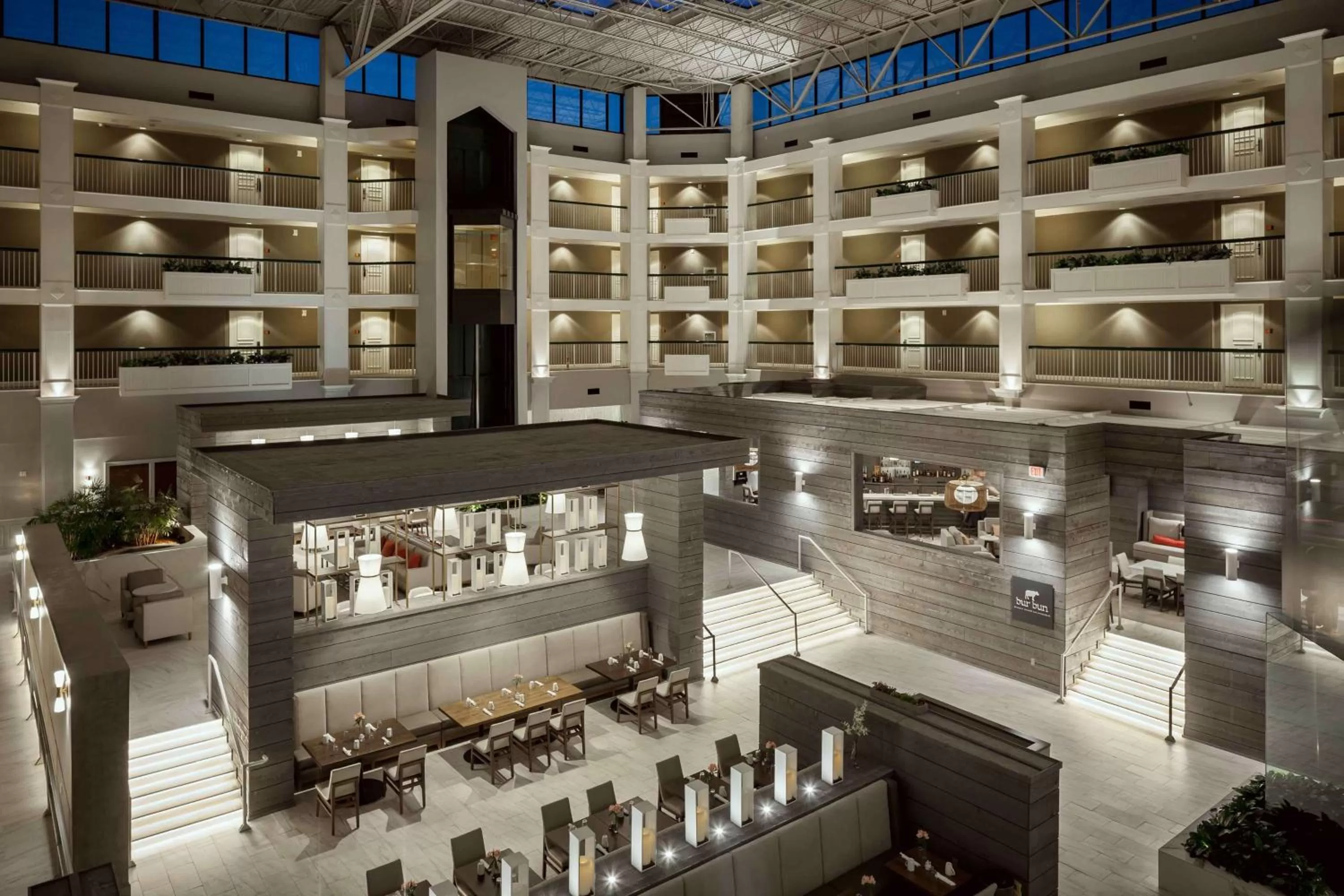 Restaurant/places to eat in Hilton Suites Brentwood