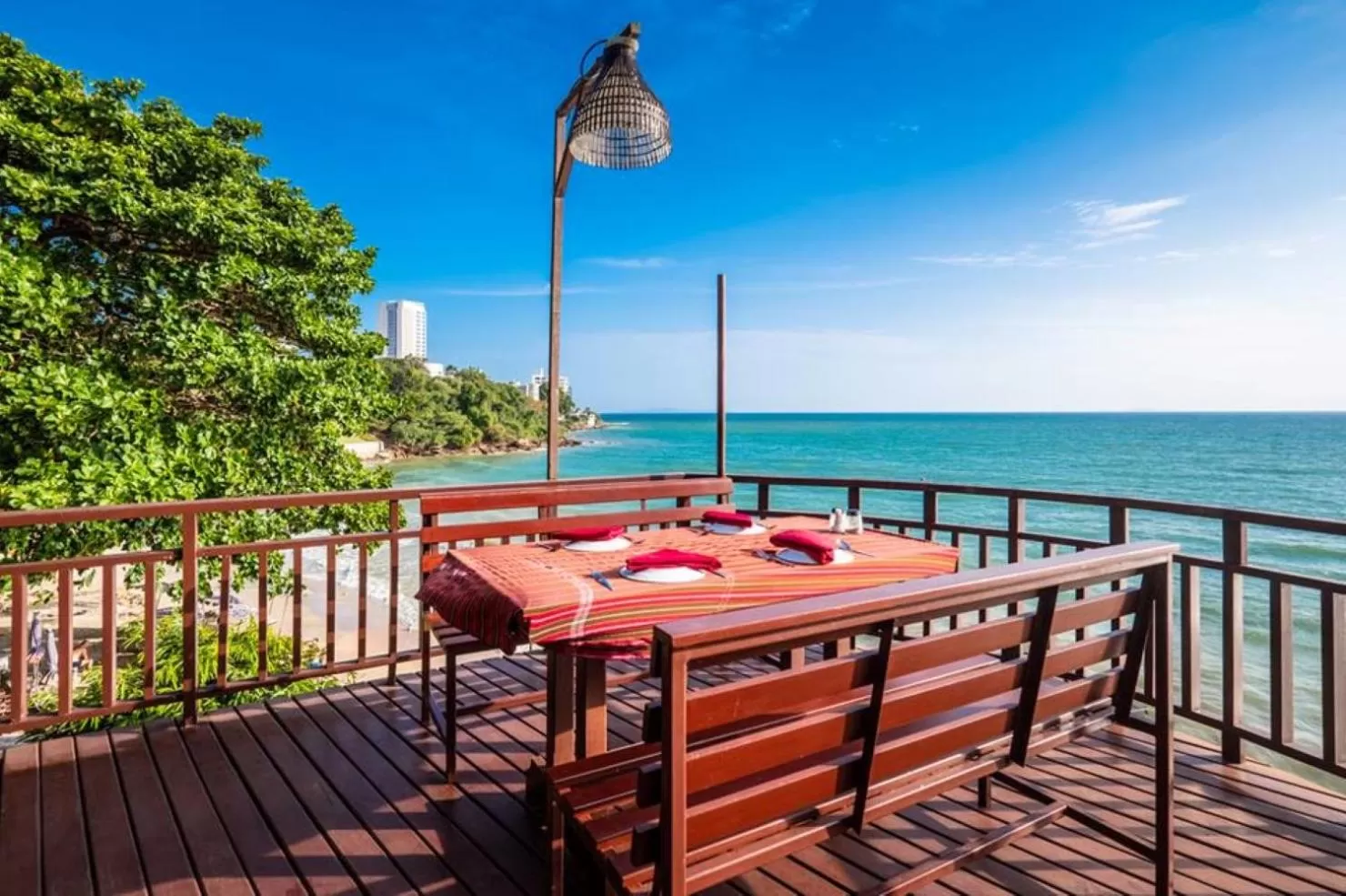 Restaurant/places to eat in Birds and Bees Resort