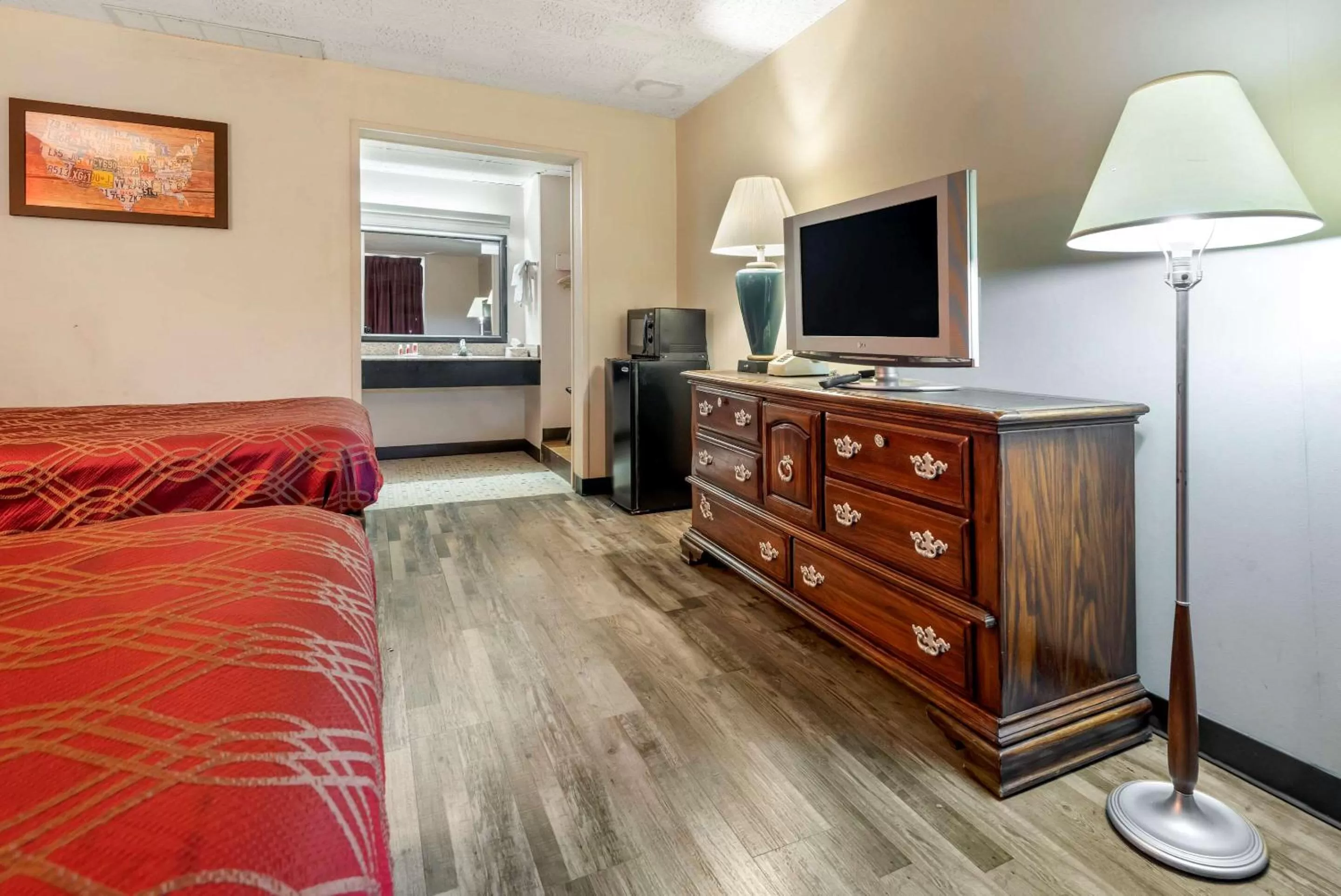 TV and multimedia, Bed in Econo Lodge Cortland Downtown