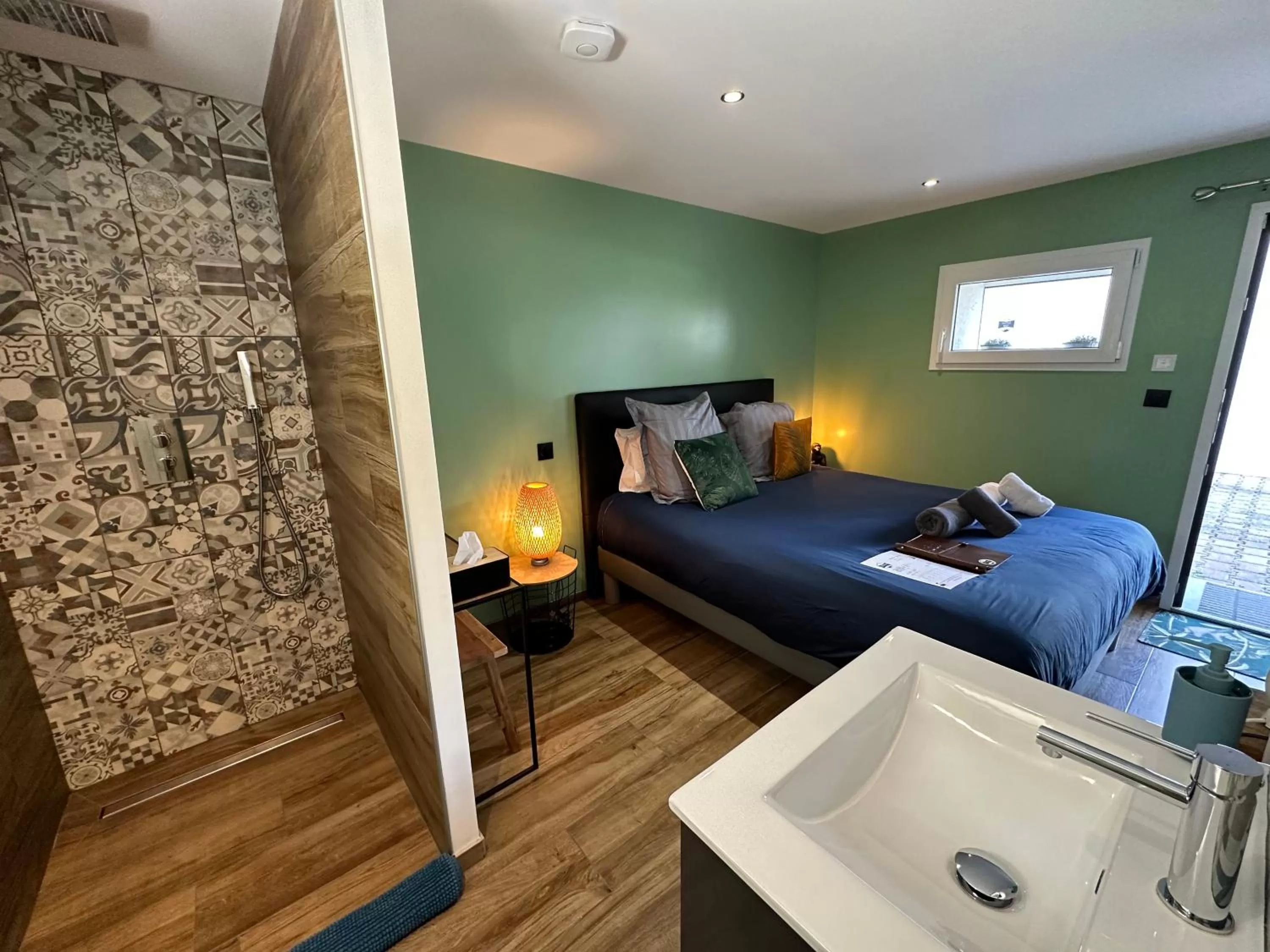 Shower, Bed in La Villa d'Hélène 2 - Chambres d'hôtes BnB et Appartements - Cluses