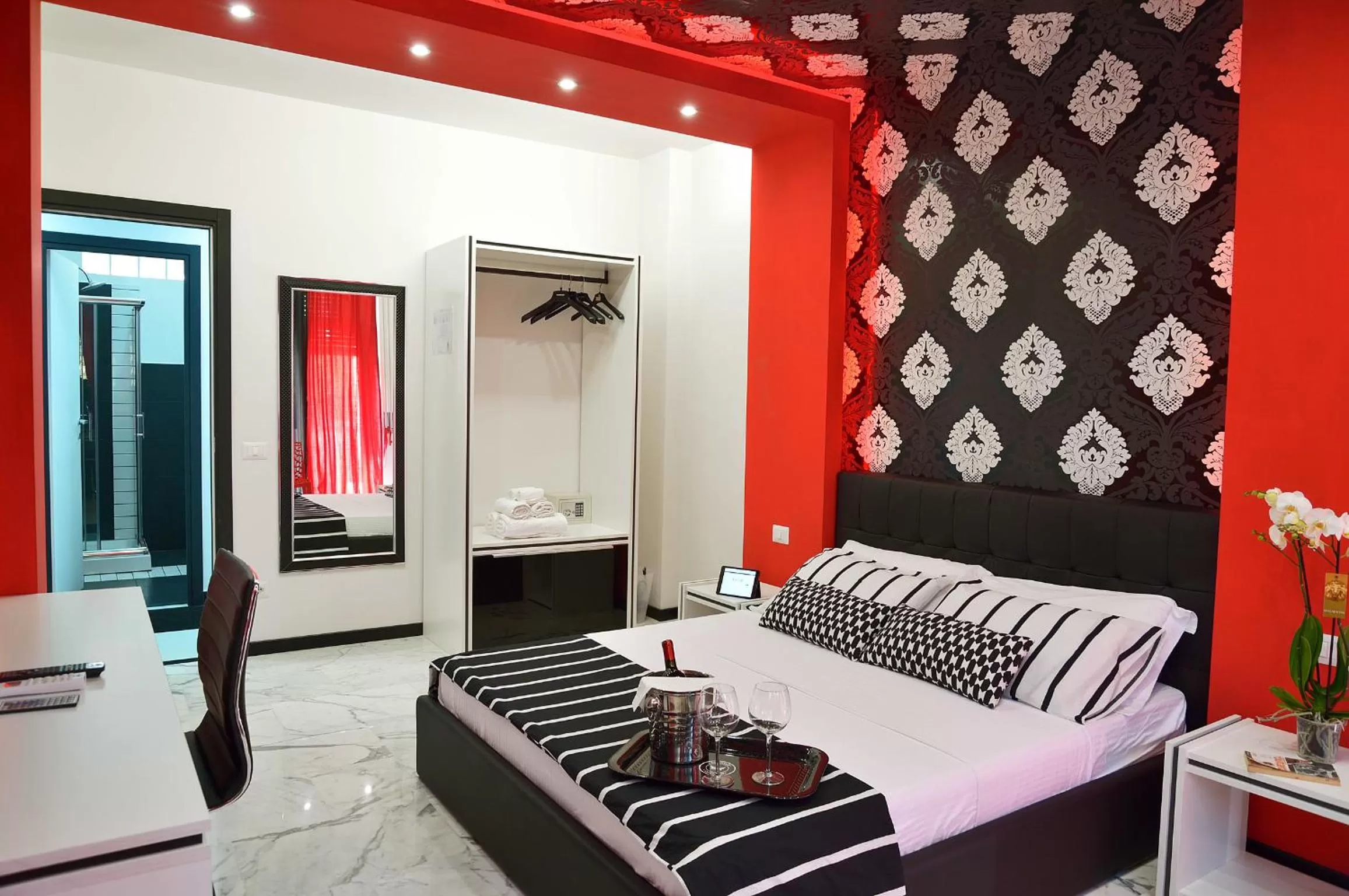 Bedroom, Bed in Black & White G&G