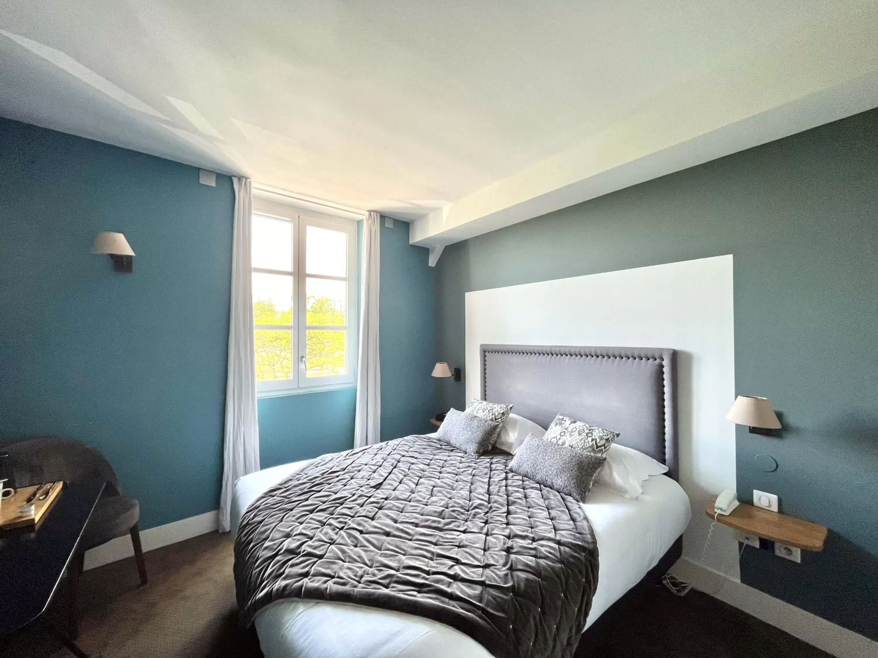 Comfort Double Room in Hôtel des Basses Pyrénées - Bayonne Comfort Double Room in Hôtel des Basses Pyrénées - Bayonne