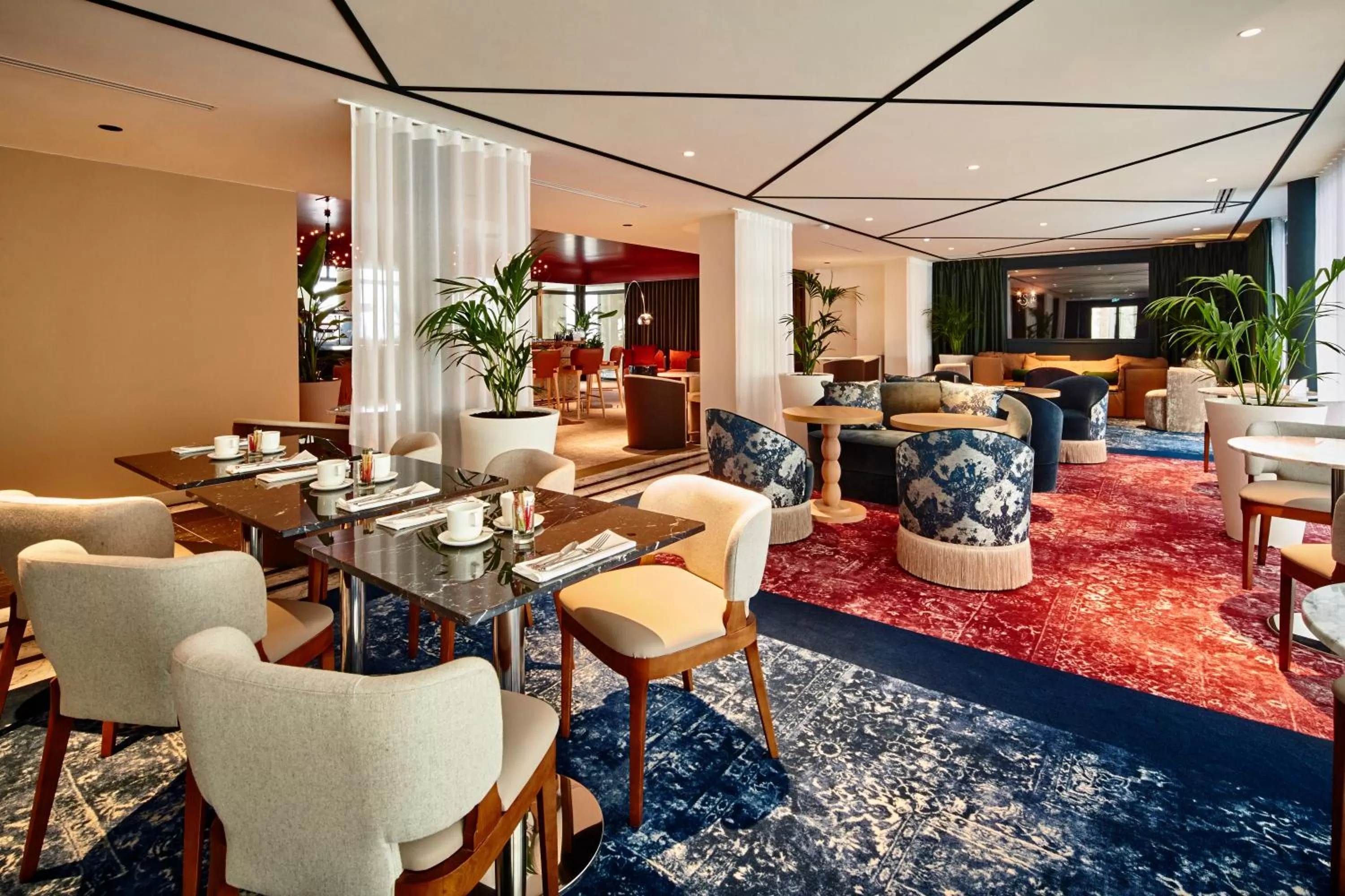 Lounge or bar in La Licorne Hotel & Spa Troyes - MGallery Collection