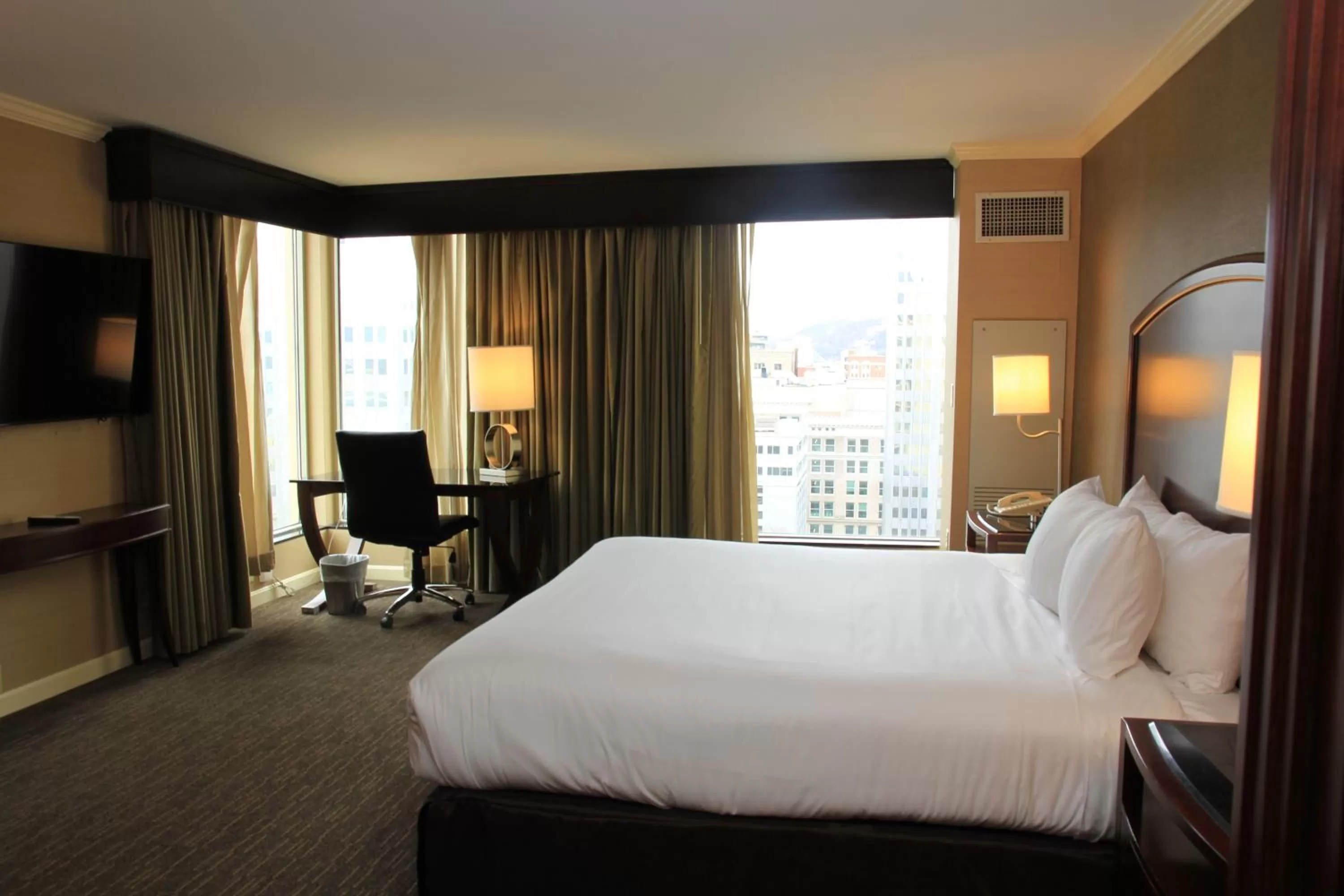 City view, Bed in Wyndham Grand Pittsburgh