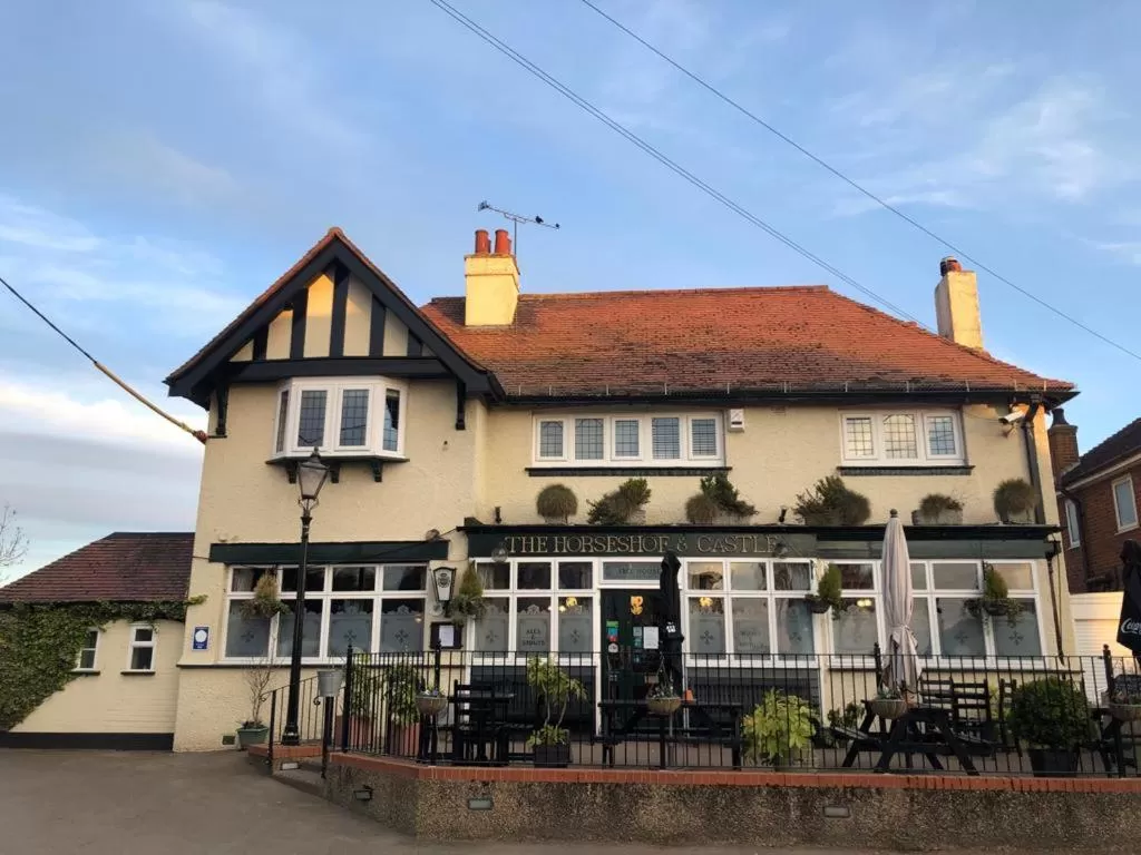 Restaurant/places to eat in The Horseshoe & Castle