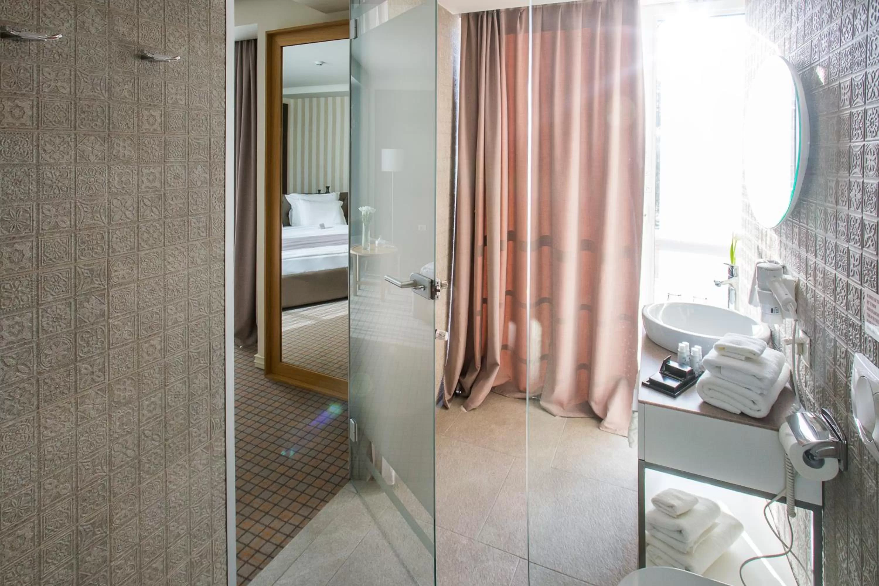 Shower, Bed in Jump INN Hotel Belgrade