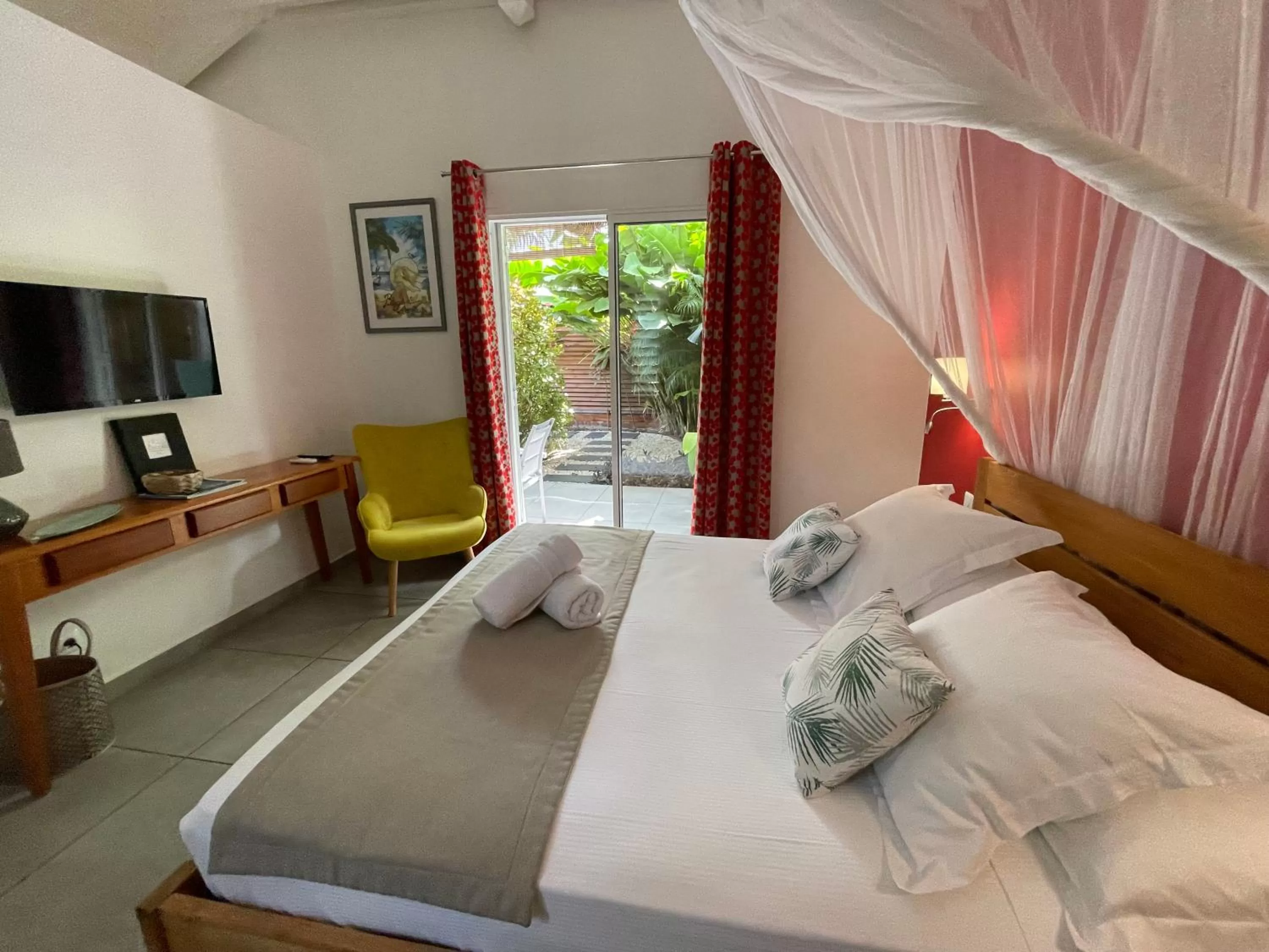 Deluxe Queen Room in Hôtel & Villa Le Cocotel
