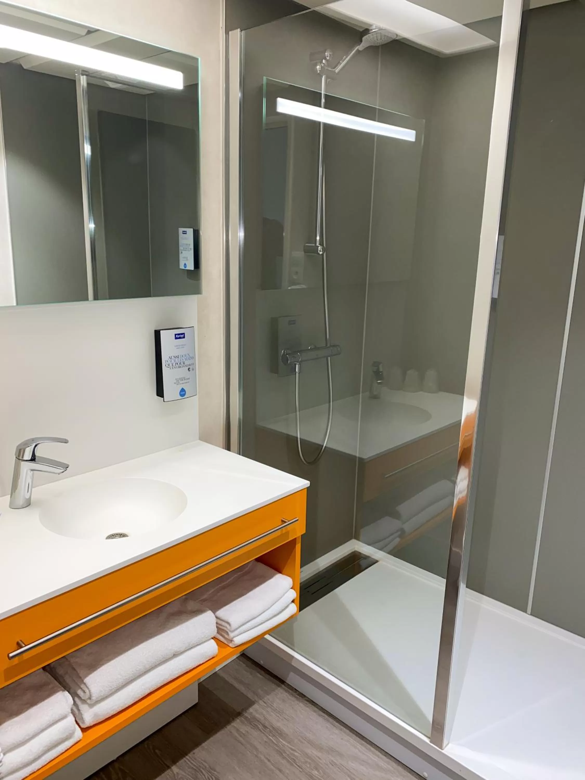 Shower in Kyriad Montchanin le Creusot