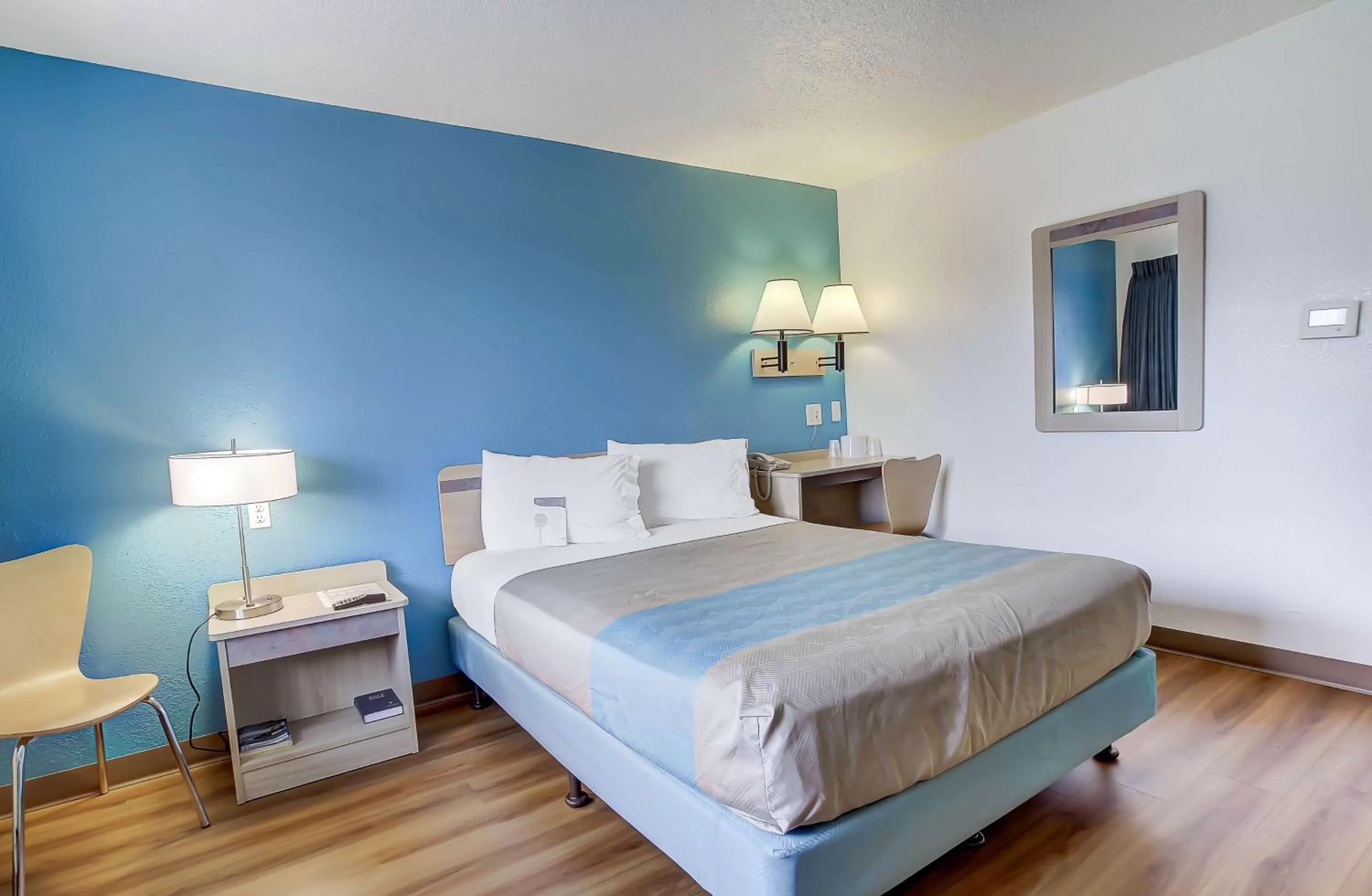 Photo of the whole room, Bed in Motel 6-Coos Bay, OR