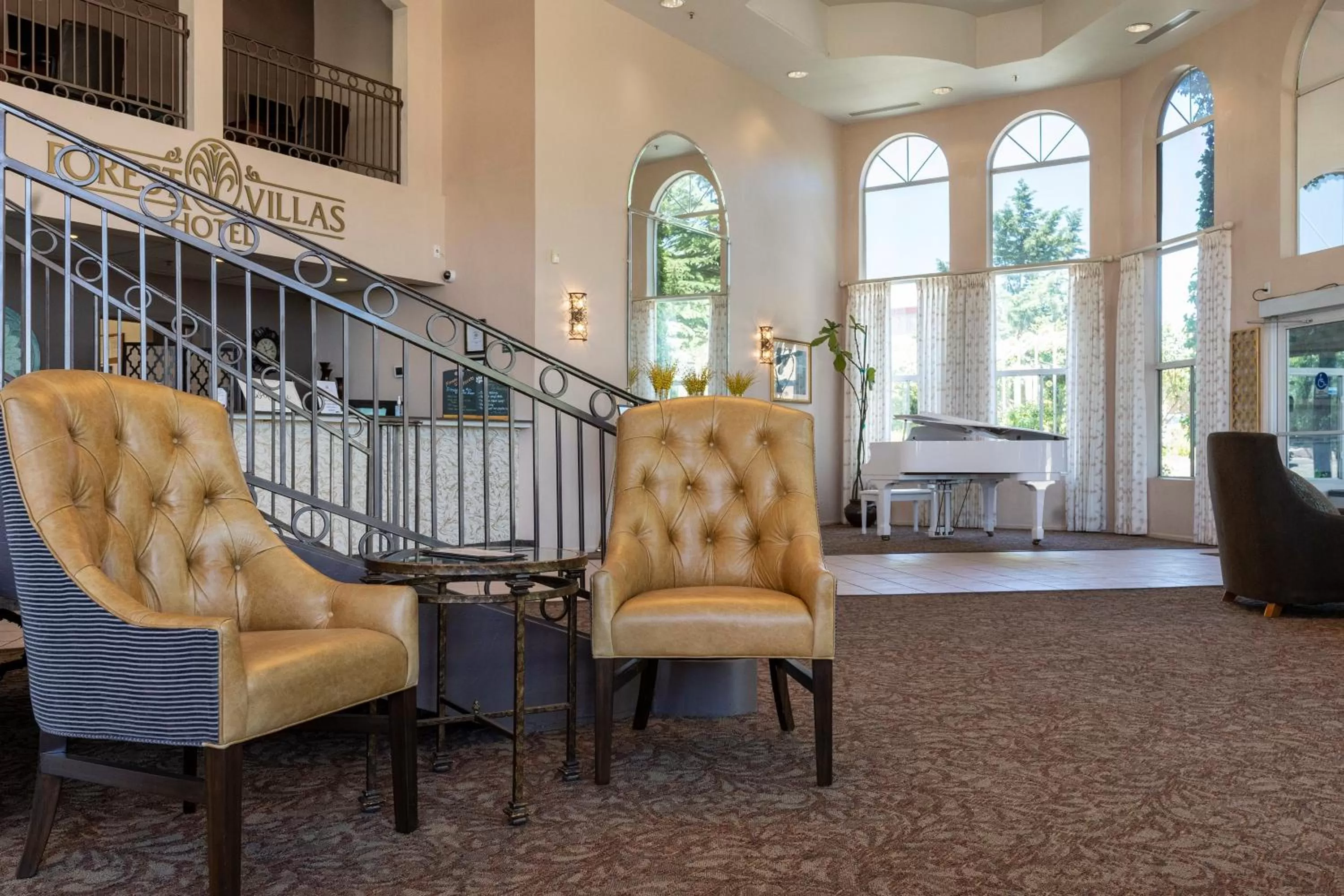 Communal lounge/ TV room in Forest Villas Hotel