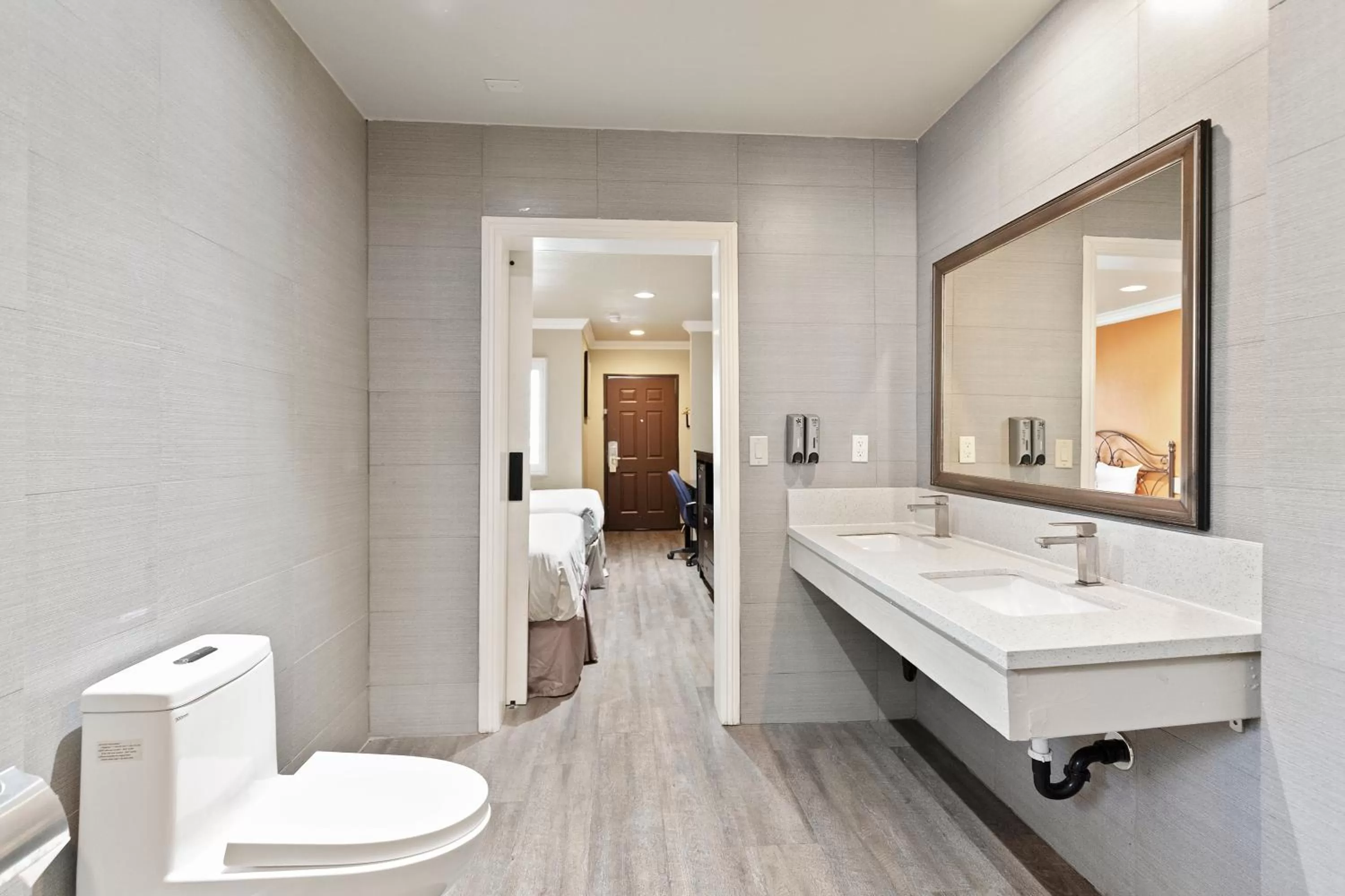 Toilet in Le Blanc Inn & Suites