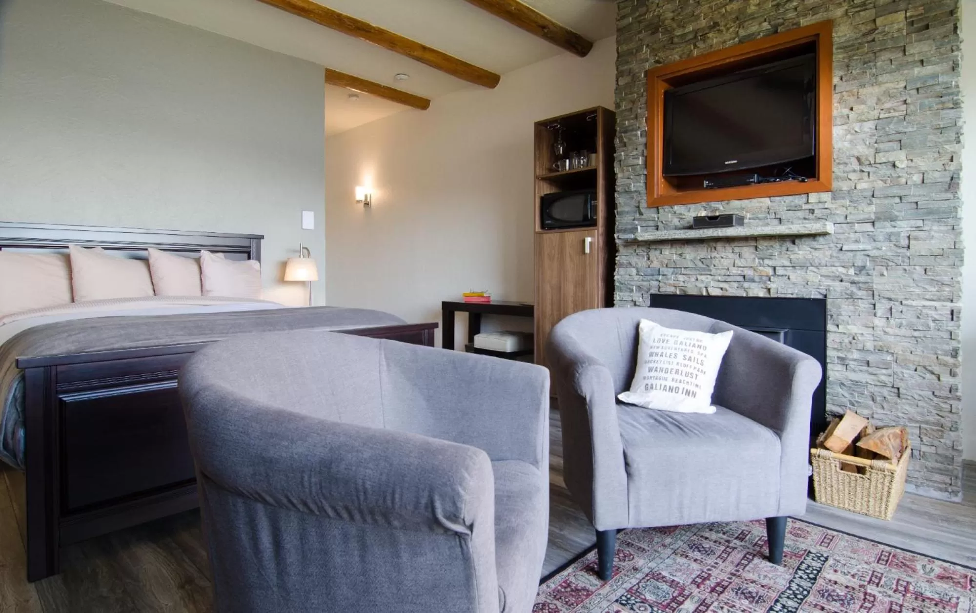 Bed in Galiano Oceanfront Inn & Spa