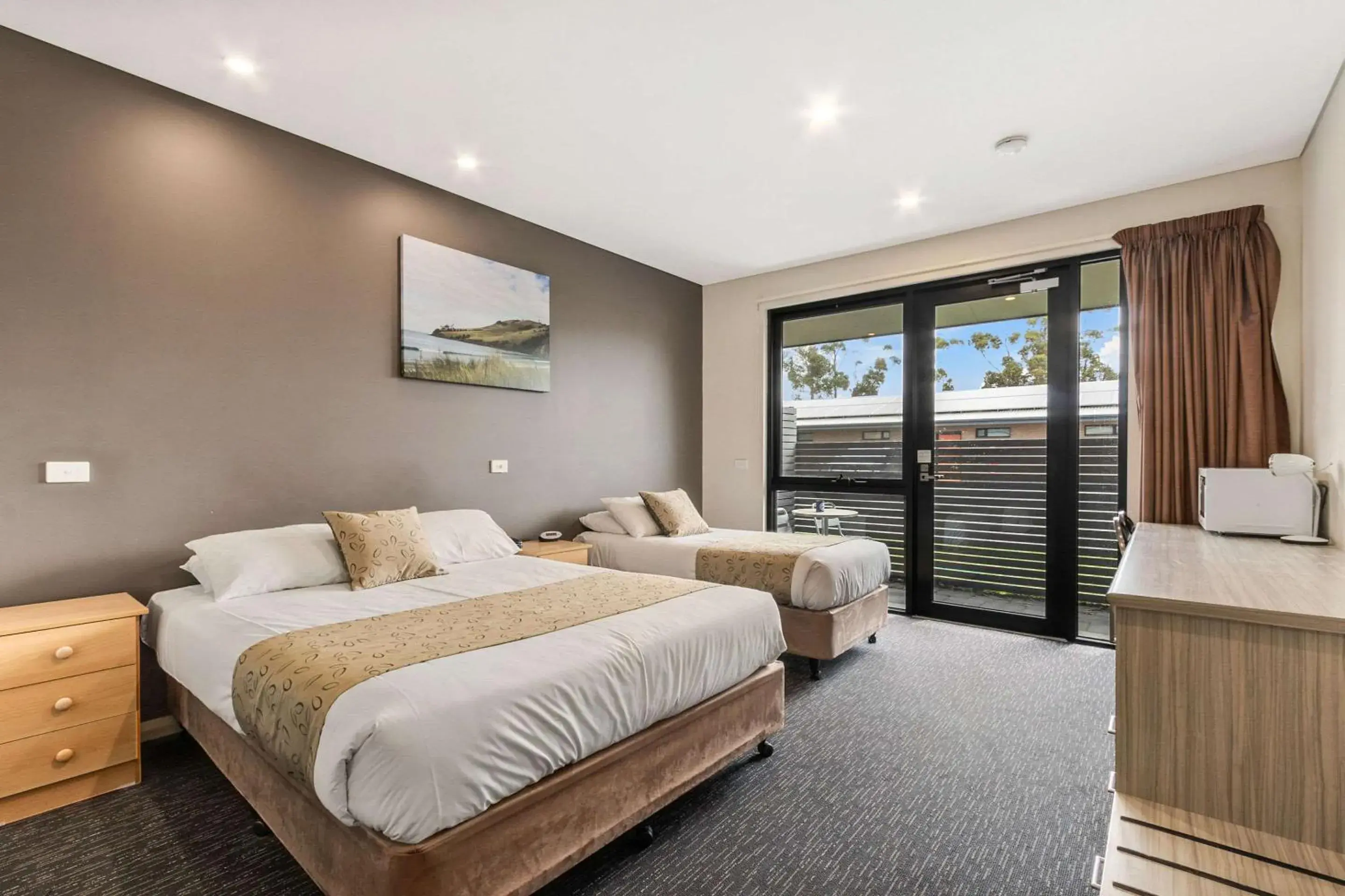 Superior Queen + Single Suite in Foreshore Hotel Superior Queen + Single Suite in Foreshore Hotel