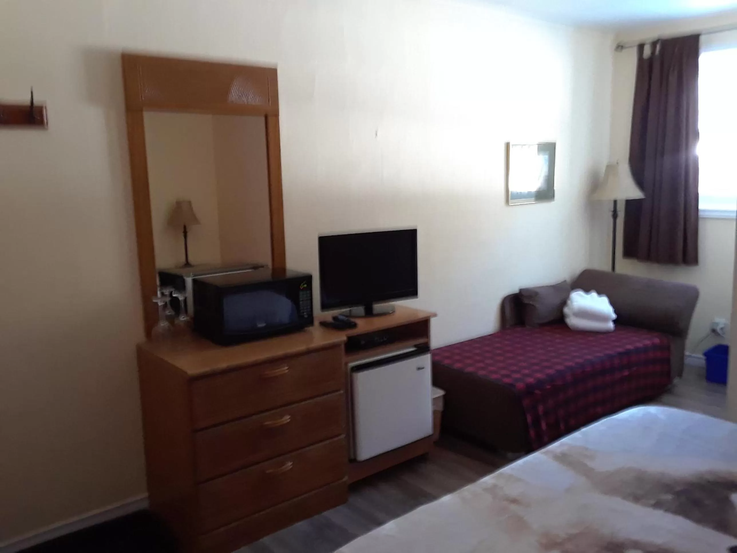 Bed in Mountain View Motel