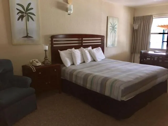 Photo of the whole room, Bed in Dinner Bell Motel