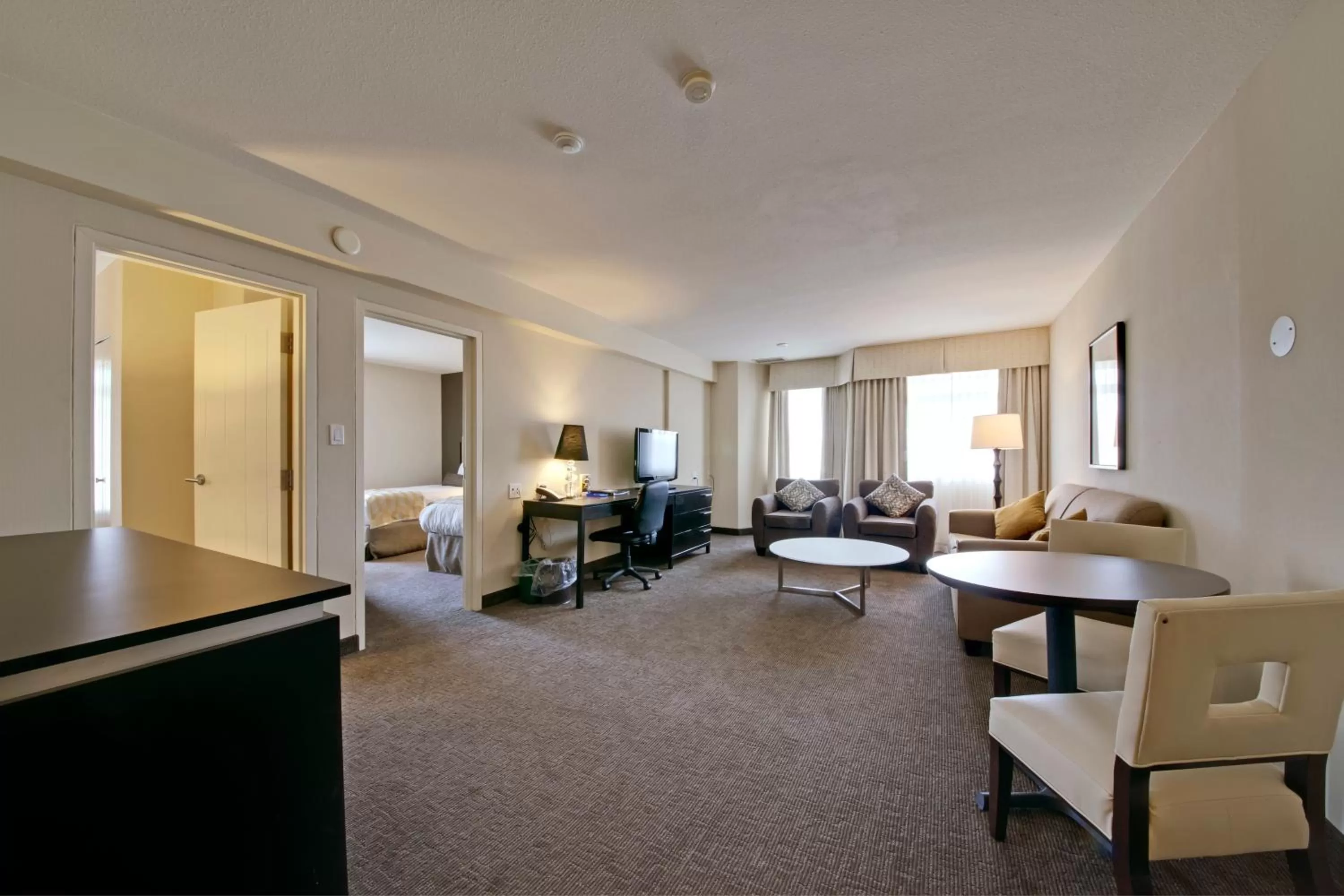 Living room in Coast Kamloops Hotel & Conference Centre