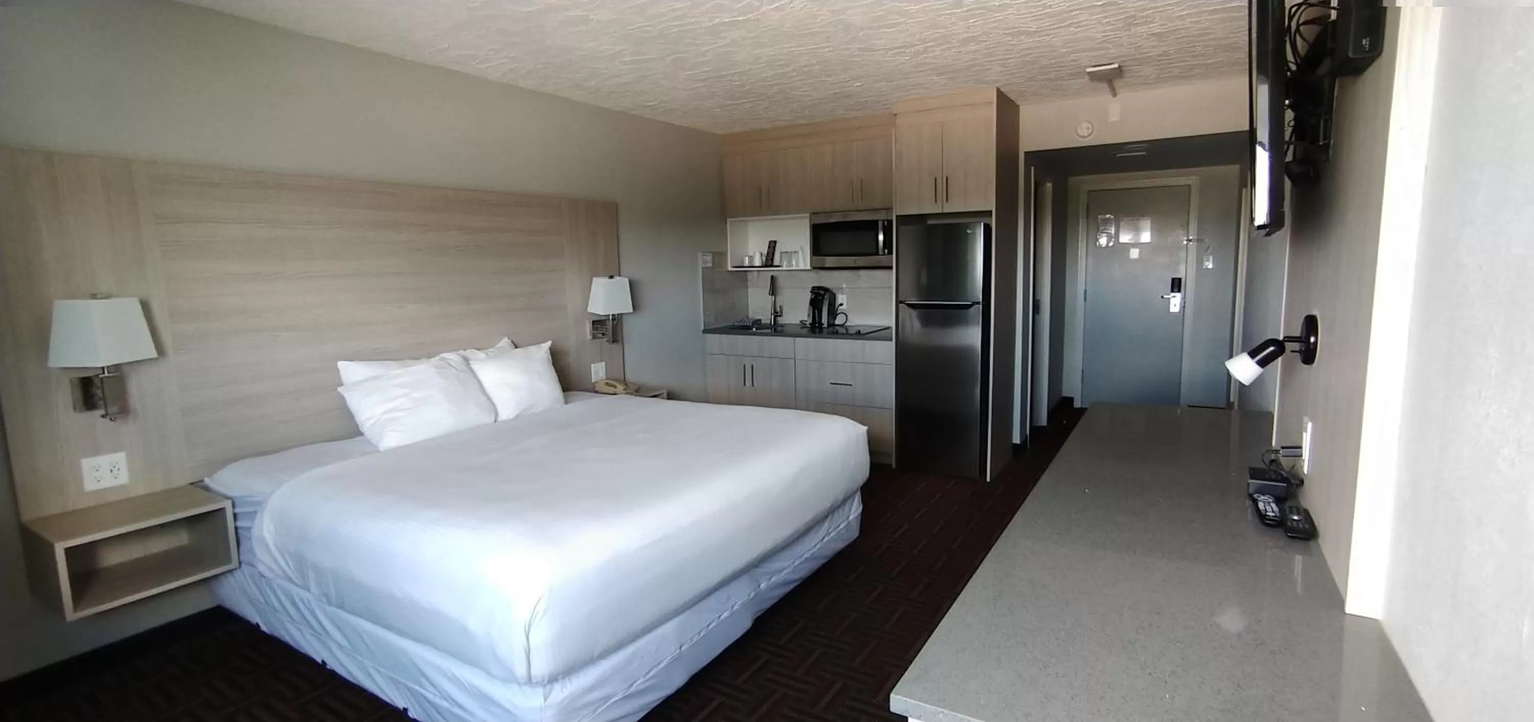 Kitchen or kitchenette, Bed in Wyndham Garden Medicine Hat Conference Center