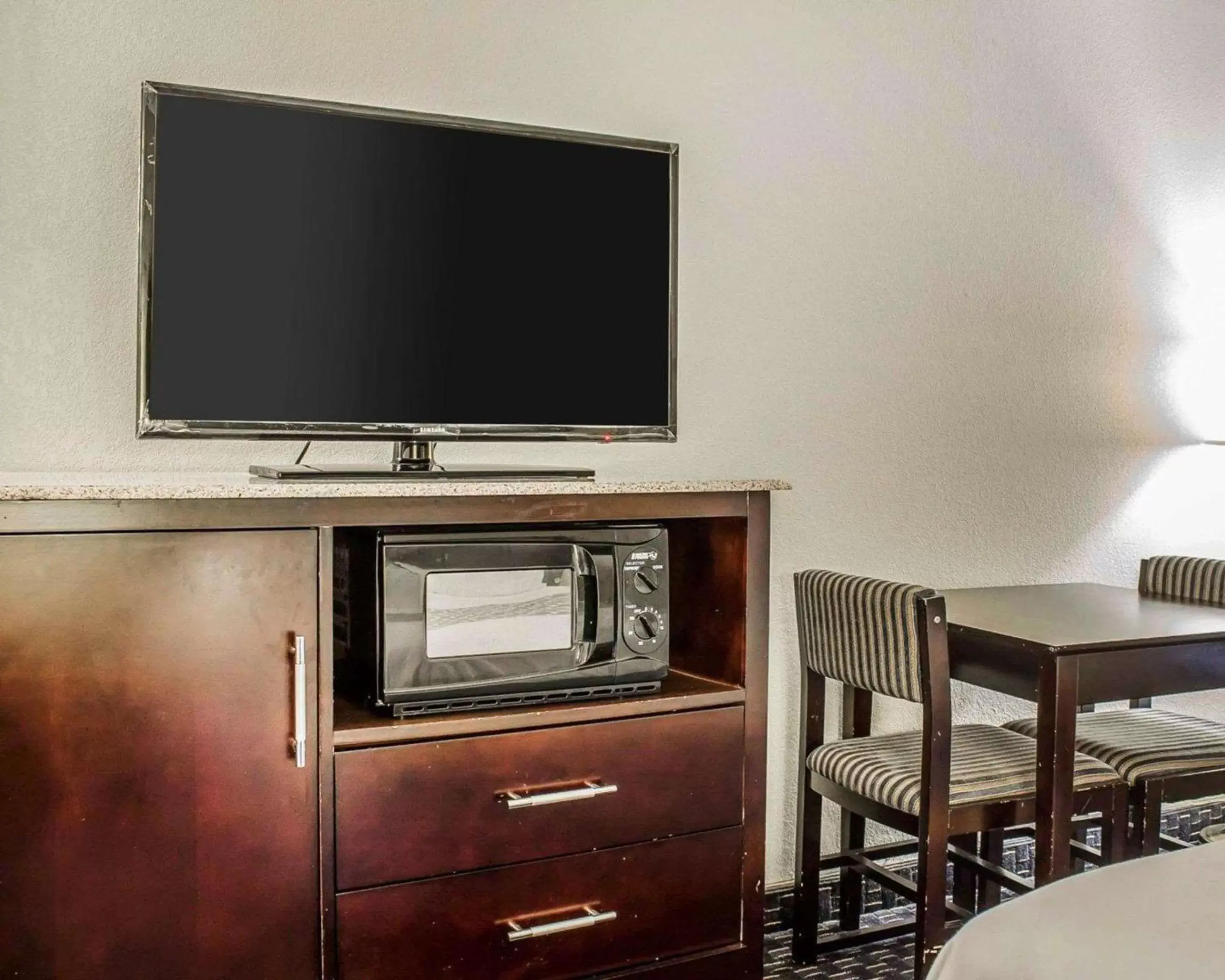 Double Room with Two Double Beds - Smoking in Econo Lodge Scranton near Montage Mountain Double Room with Two Double Beds - Smoking in Econo Lodge Scranton near Montage Mountain