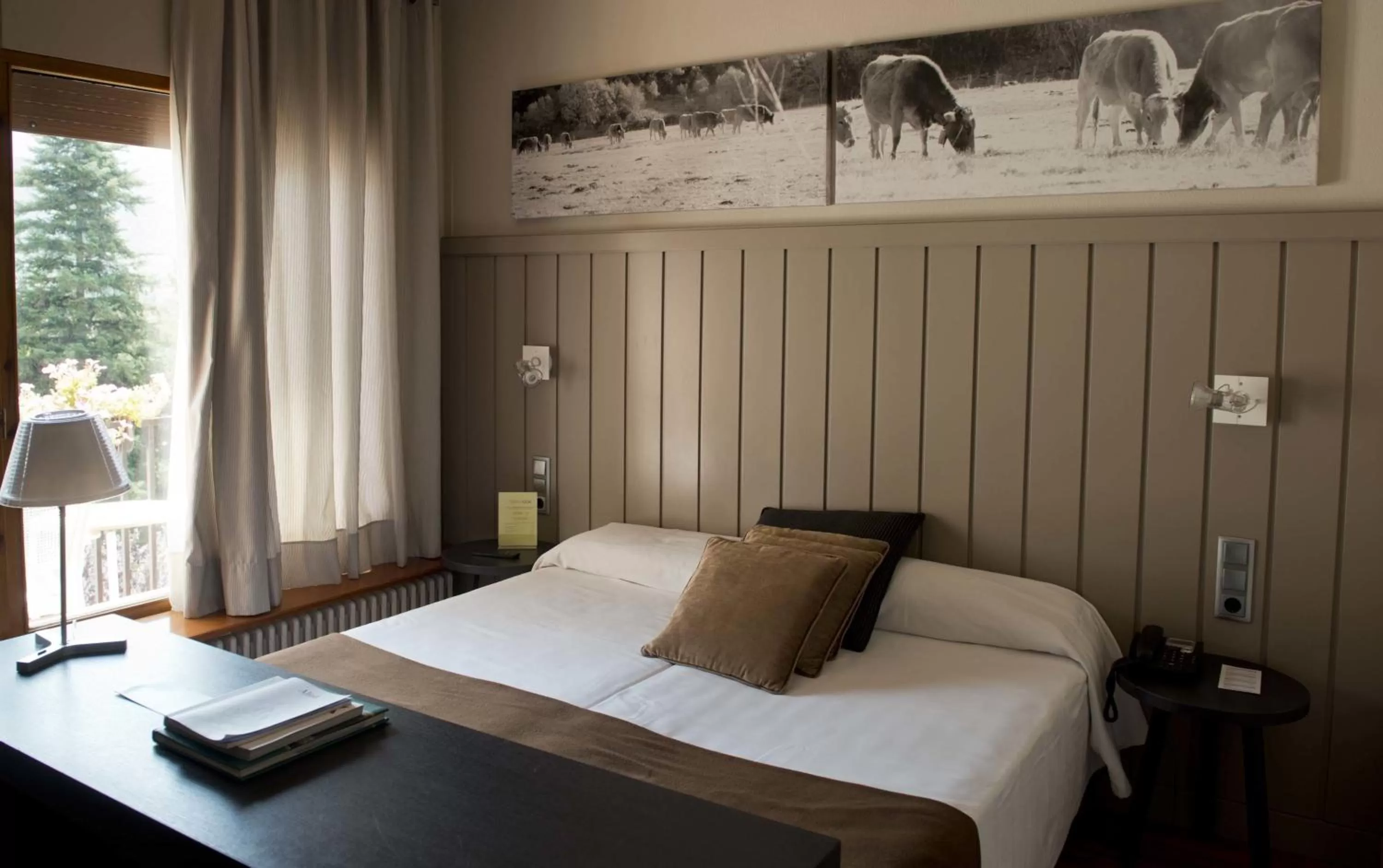 Photo of the whole room, Bed in Hotel Restaurant Pessets & SPA