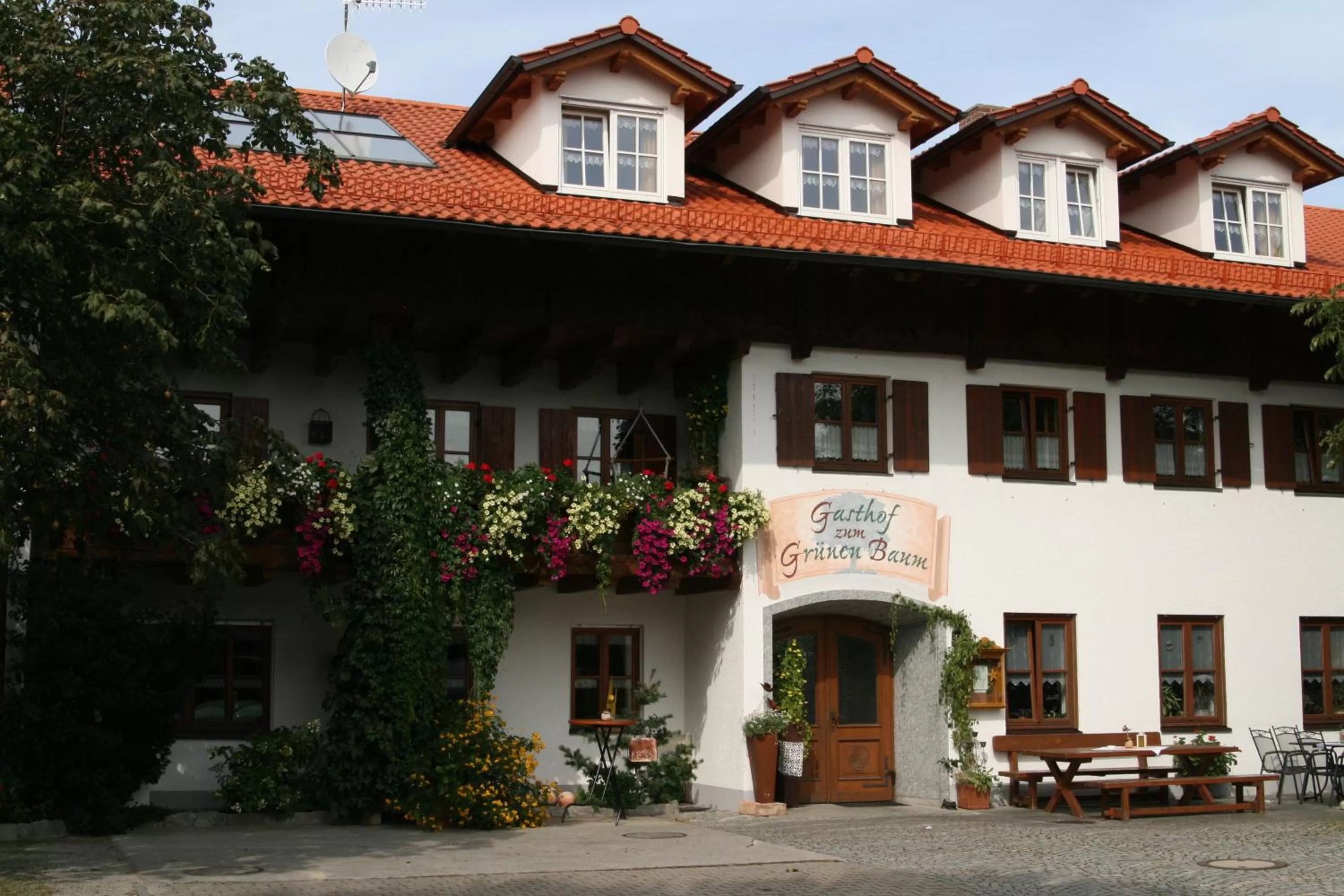 Facade/entrance, Property Building in Landhotel Grüner Baum