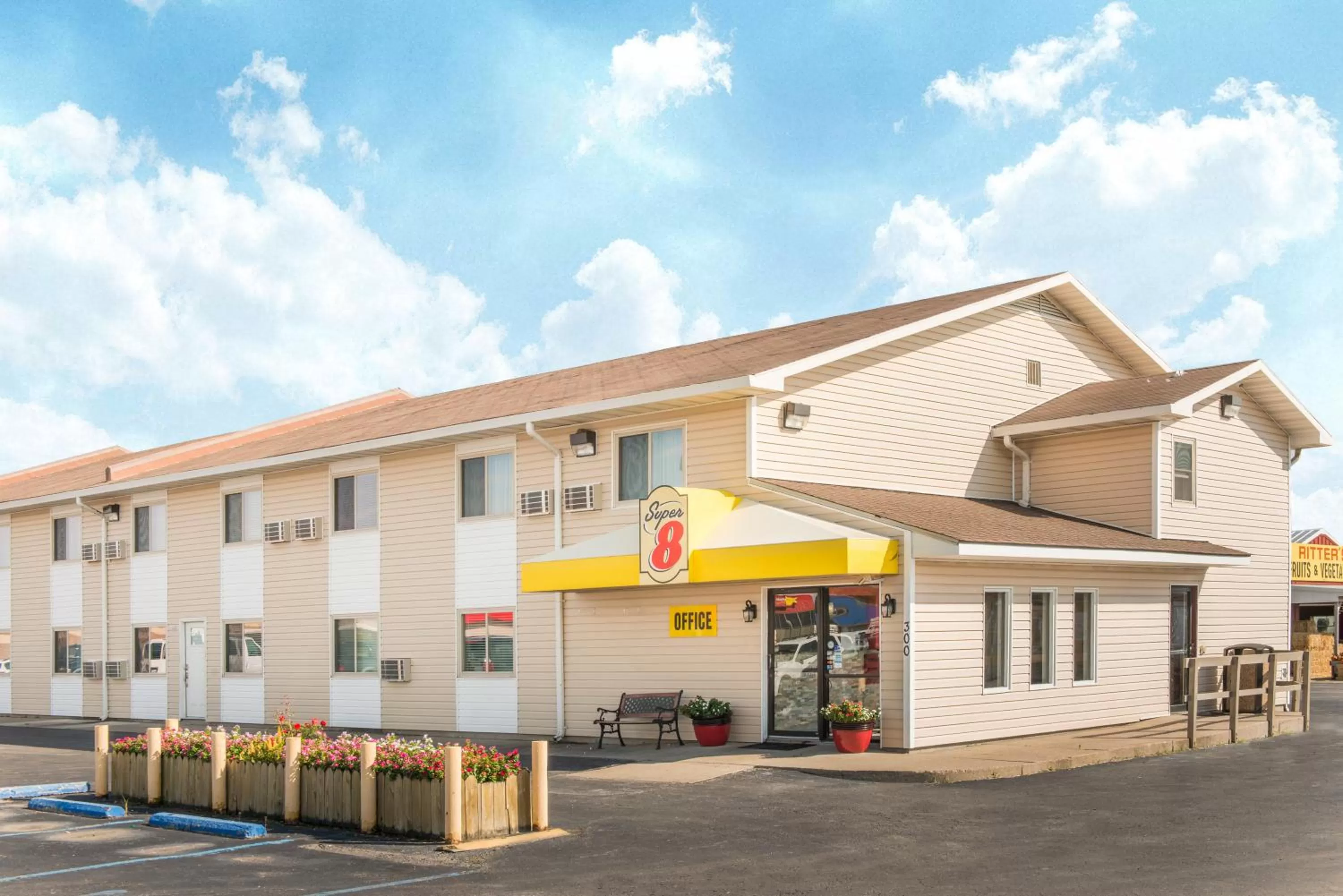 Property building in Super 8 by Wyndham Moberly MO