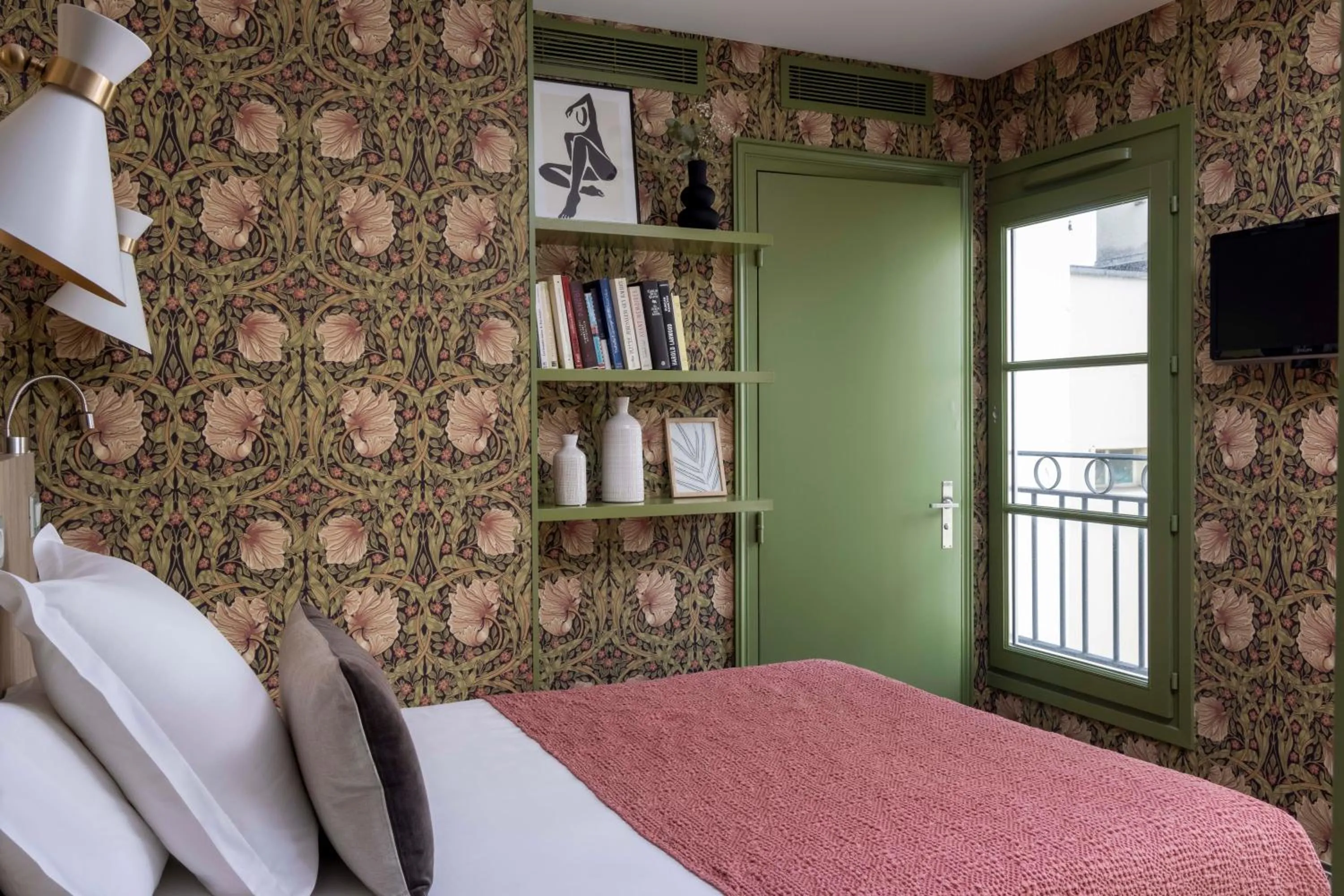 Property building, Bed in Le Petit Beaumarchais Hotel & Spa