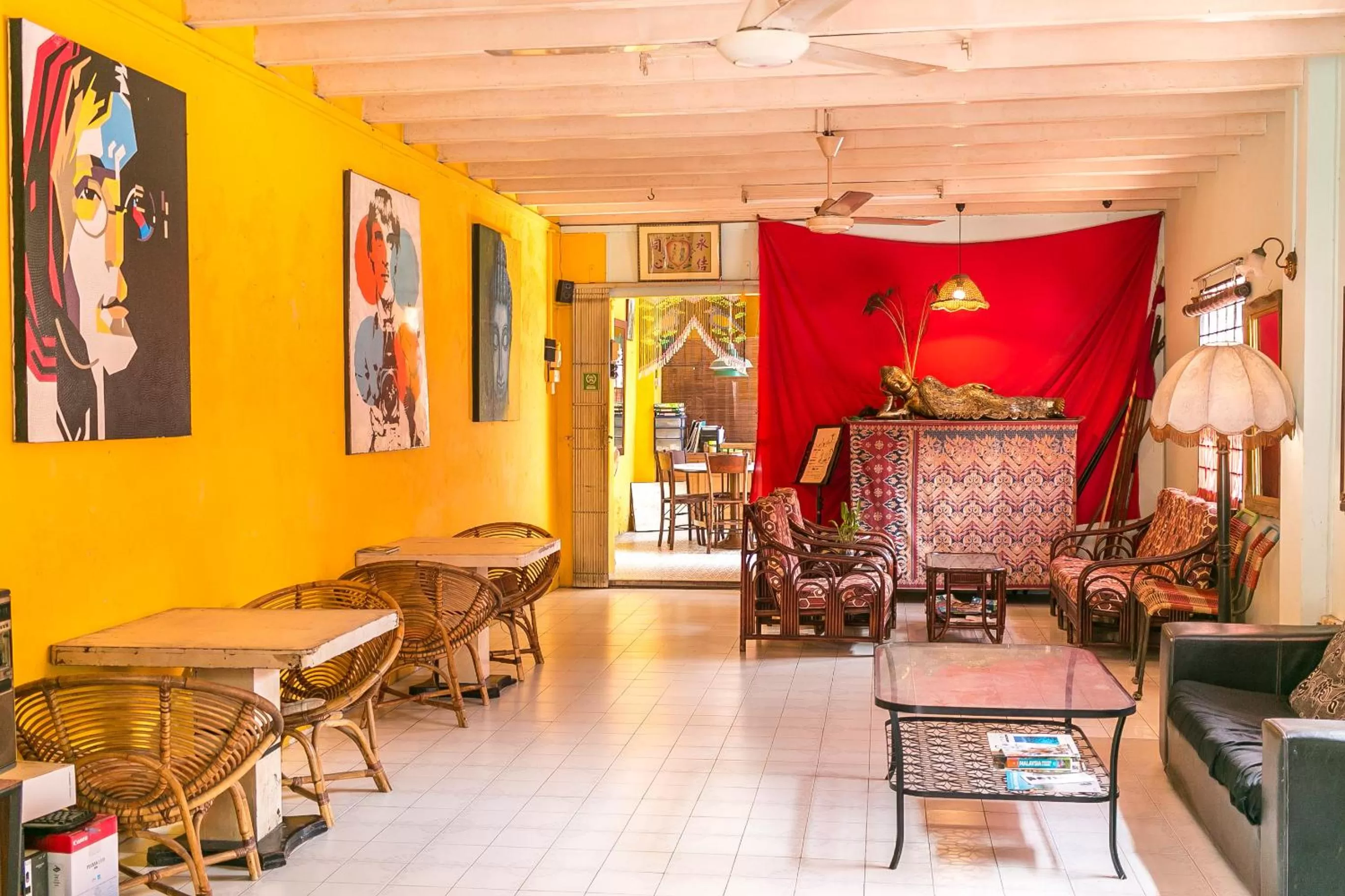 Communal lounge/ TV room in Voyage Guesthouse