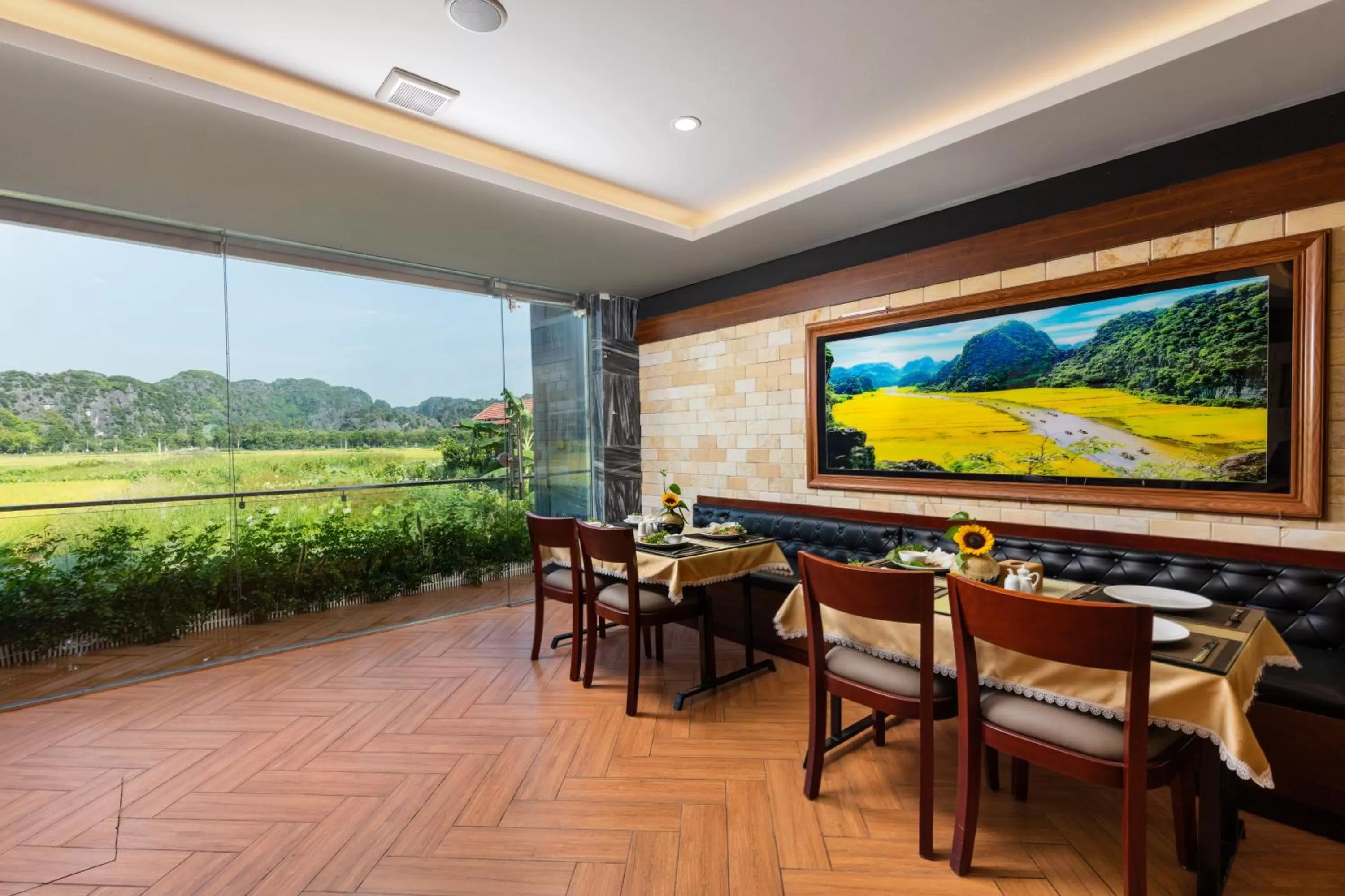 Restaurant/Places to Eat in Liberty Hall Tam Coc Hotel & Villa