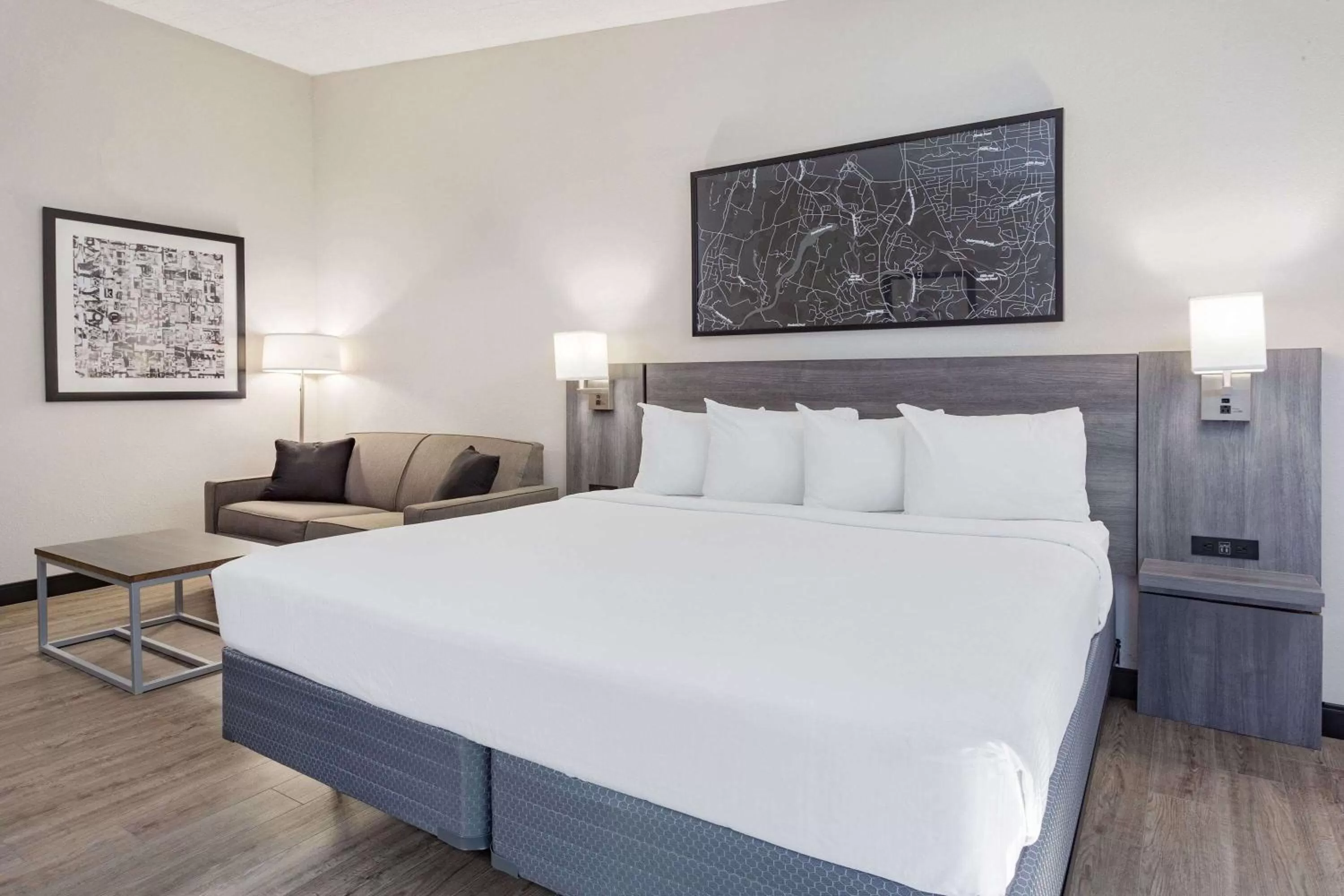 Restaurant/places to eat, Bed in Ramada by Wyndham Hartford North - Bradley Airport