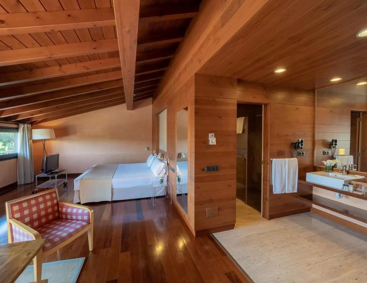 Photo of the whole room, Bed in Montanyà