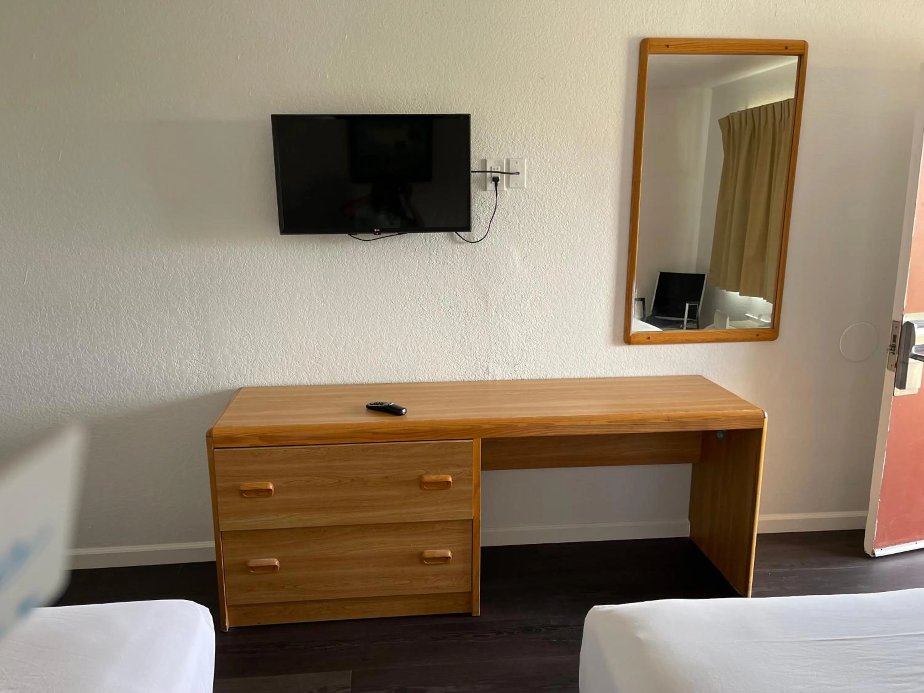 Bedroom, Bed in Palms Inn & Suites