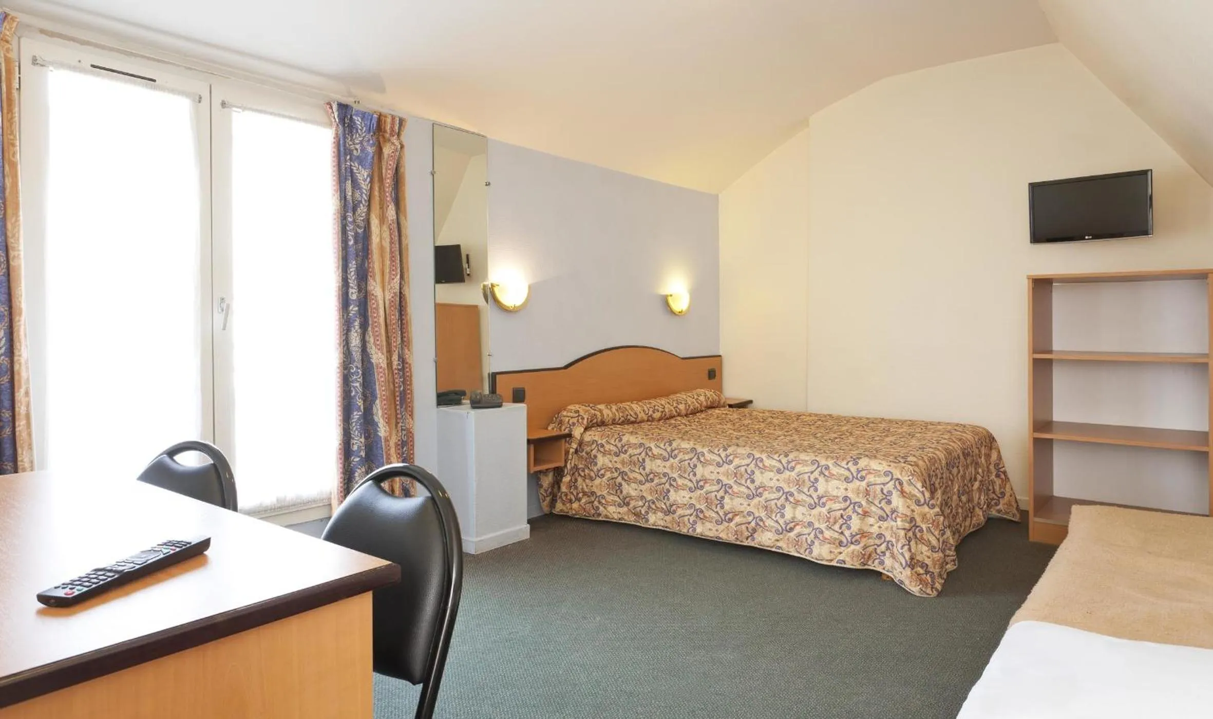 Day, Bed in Hotel Ferney République